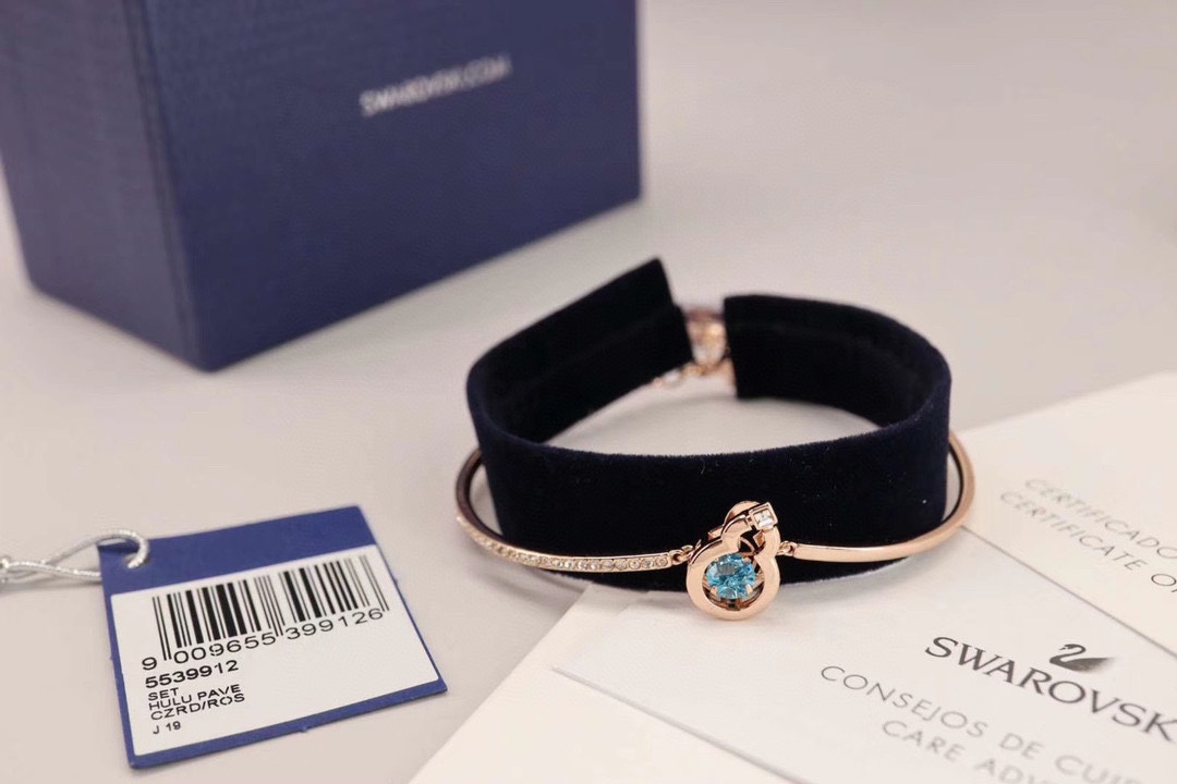  Swarovski 好运葫芦 跳动手镯

这款揉合了时尚独特的中国图案及品牌的迷人光彩。镀金色饰框内镶