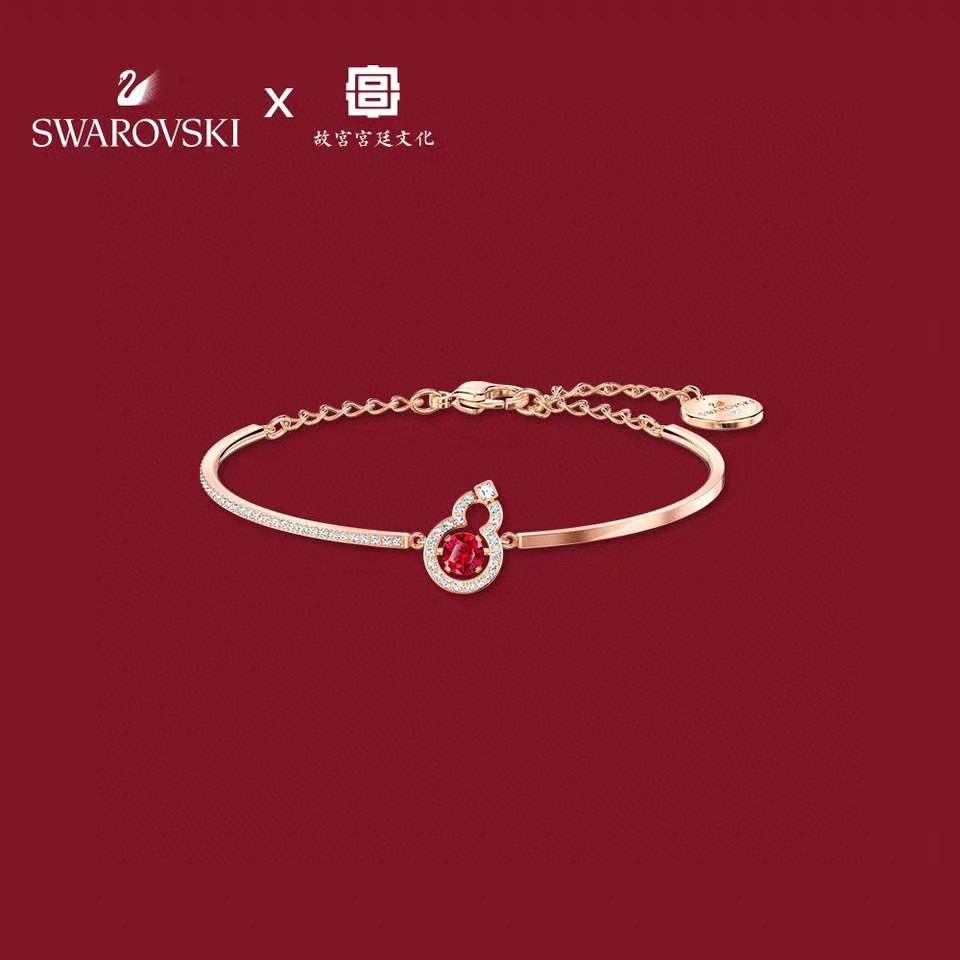  Swarovski 好运葫芦 跳动手镯

这款揉合了时尚独特的中国图案及品牌的迷人光彩。镀金色饰框内镶