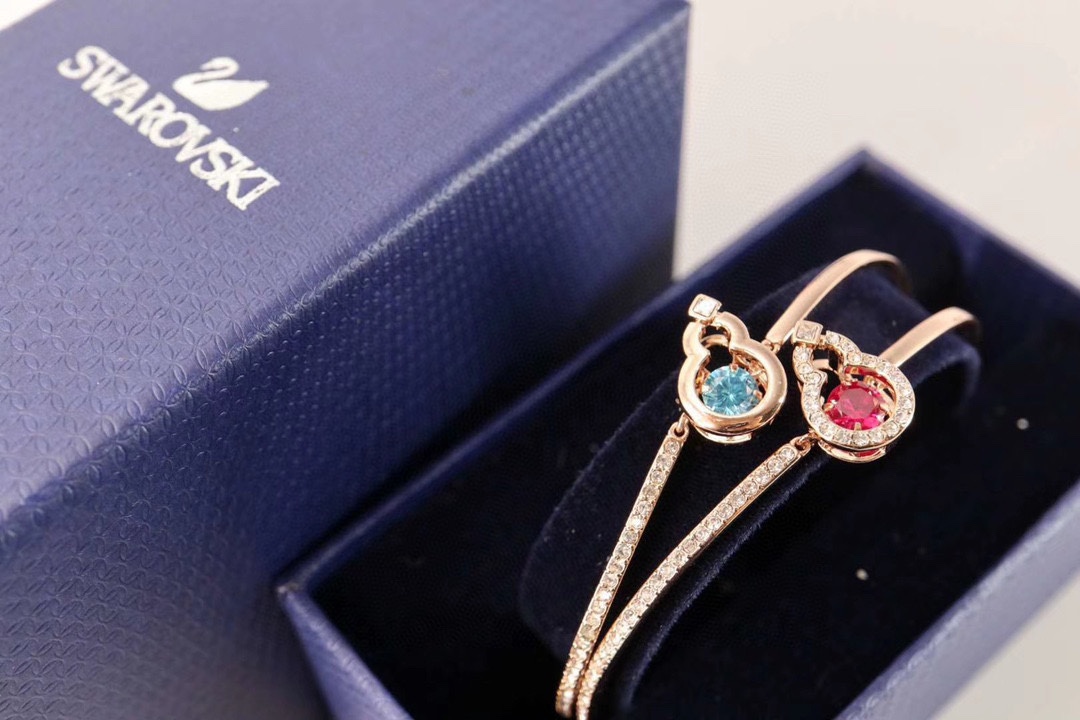  Swarovski 好运葫芦 跳动手镯

这款揉合了时尚独特的中国图案及品牌的迷人光彩。镀金色饰框内镶