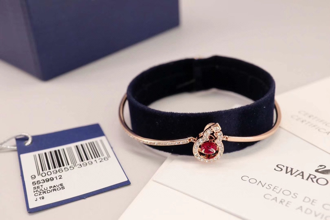  Swarovski 好运葫芦 跳动手镯

这款揉合了时尚独特的中国图案及品牌的迷人光彩。镀金色饰框内镶