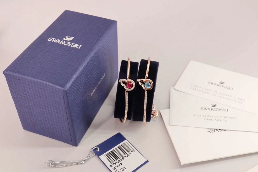  Swarovski 好运葫芦 跳动手镯

这款揉合了时尚独特的中国图案及品牌的迷人光彩。镀金色饰框内镶