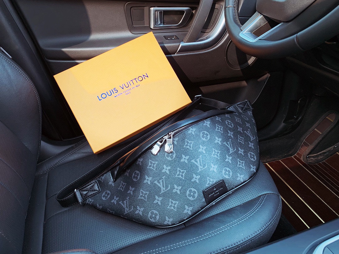 H0 高端货 “Louis Vuitton”胸包 M44336 DISCOVERY 腰包 Discovery 腰包属于 Gaston Labels 系列,由 Monogram Eclipse 帆布制成, 饰有压纹皮革贴饰.此限量版款式借鉴路易威登之孙 Gaston-Louis Vuitton 收藏的复古行李标签设计.配有可调节腰带和多个拉链口袋,可安全容纳贵重物品. 详细特征 47.0x 20.0x 9.0 cm 长x 高x 宽 * \t\t草原黄 * \t\tMonogram Eclipse 涂层帆布 * \t\t牛皮饰边 * \t\t织物内衬 * \t\t银色金属硬件 * \t\t可调节腰带 * \t\t正面拉链隔层 * \t\t2 个拉链外袋 * \t\t背面拉链袋 配：礼盒p