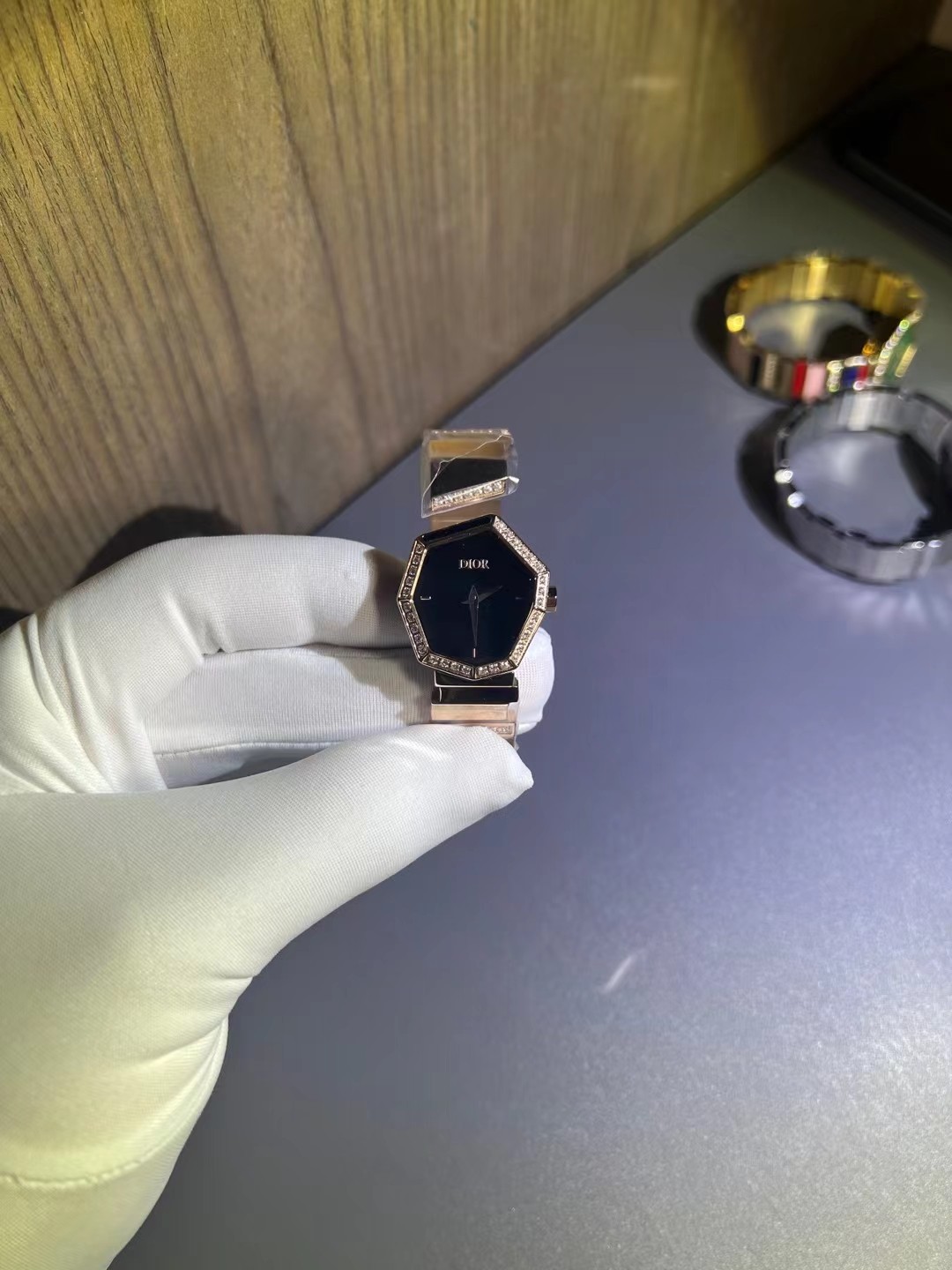 NO:157228,DIOR presents the new GEM DIOR watch series. The case of the new series of watches uses a unique irregular shape to restore the natural crystal shape of the tourmaline original section; and the staggered splicing design of the bracelet pays tribute to Mr. Dior when he selected fabrics for a high-order fashion show, he accidentally fixed the fabric samples on paper and made it unexpectedly present. The fully articulated structure of the new series of watches makes it like an open bracelet, wearing casually without losing its calmness and elegance.,,dior,dior,bracelet19860909DIOR迪奥倾情呈现全新GEM DIOR腕表系列.全新系列腕表的表壳采用独特的不规则造型还原出碧玺原石剖面的自然晶体形状；而表链的错落拼接设计则致敬迪奥先生当初为高订时装秀遴选面料时,曾随手将面料样品固定在纸上而意外呈现的惊艳效果.全新系列腕表采用的完全铰接构造令其如同一枚开口式手镯,随性佩戴不失从容优雅.,,dior,dior,bracelet,Watch