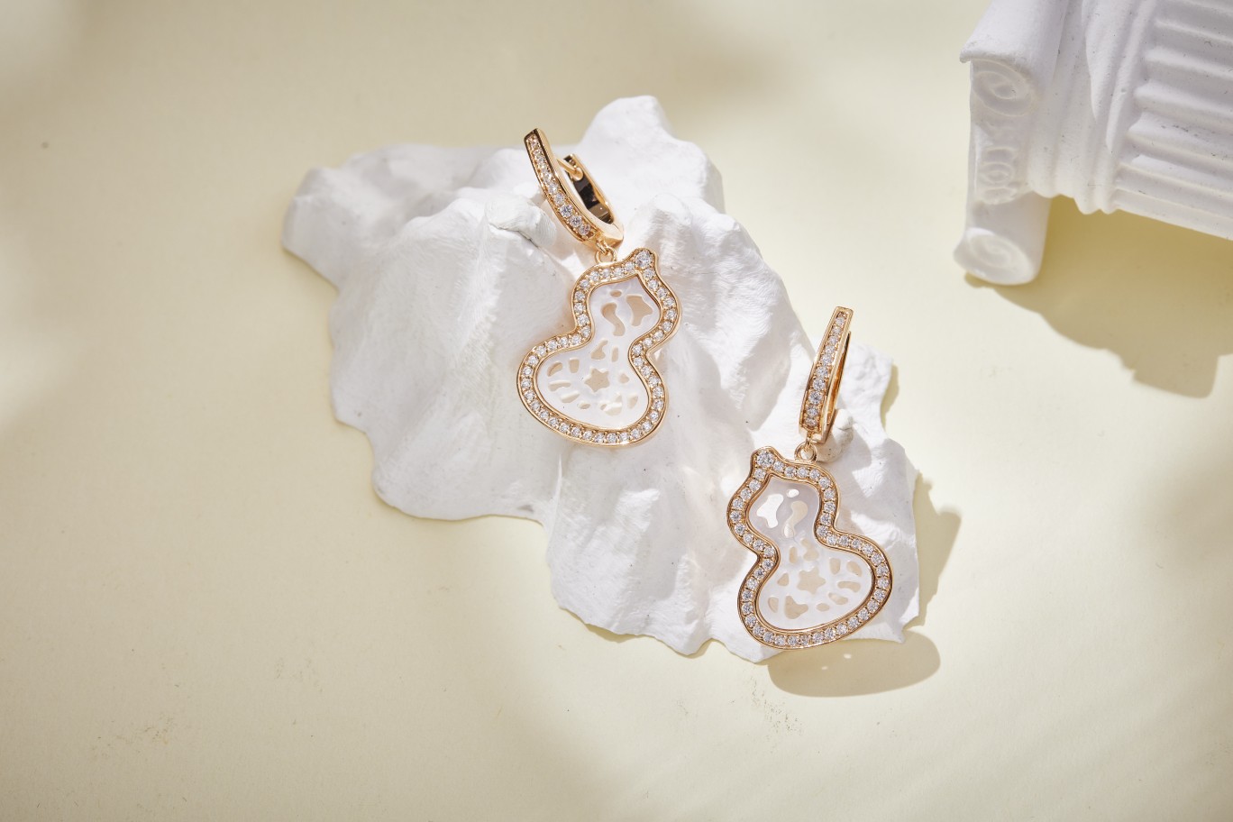 批220WULU系列新品 葫芦耳扣。 搭配 白贝 镶嵌锆石。 S925纯银材质 咪金电镀香槟金色