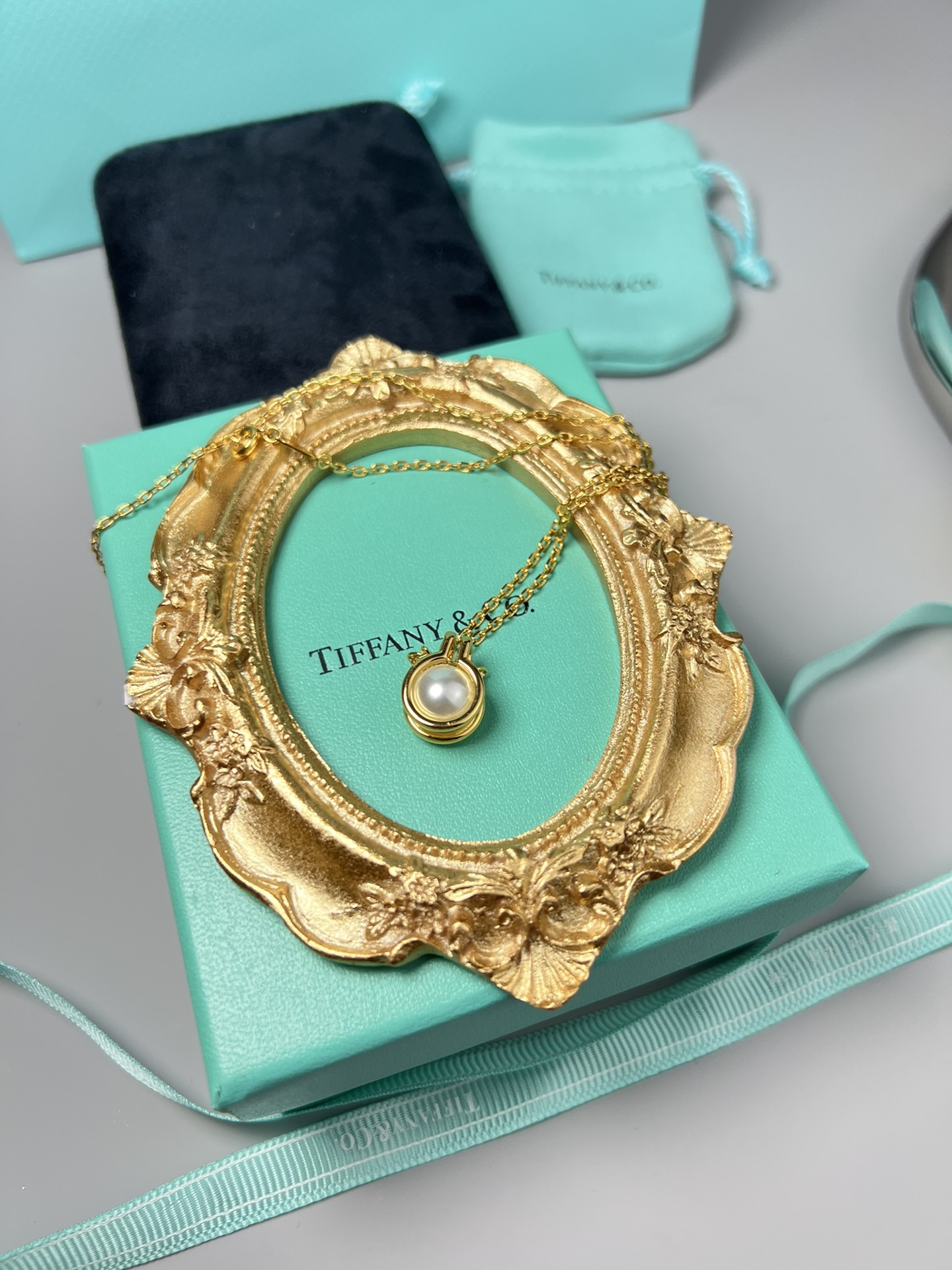 Tiffany & Co. 蒂芙尼 此款圈形项链镶嵌彩虹光泽的珍珠母贝