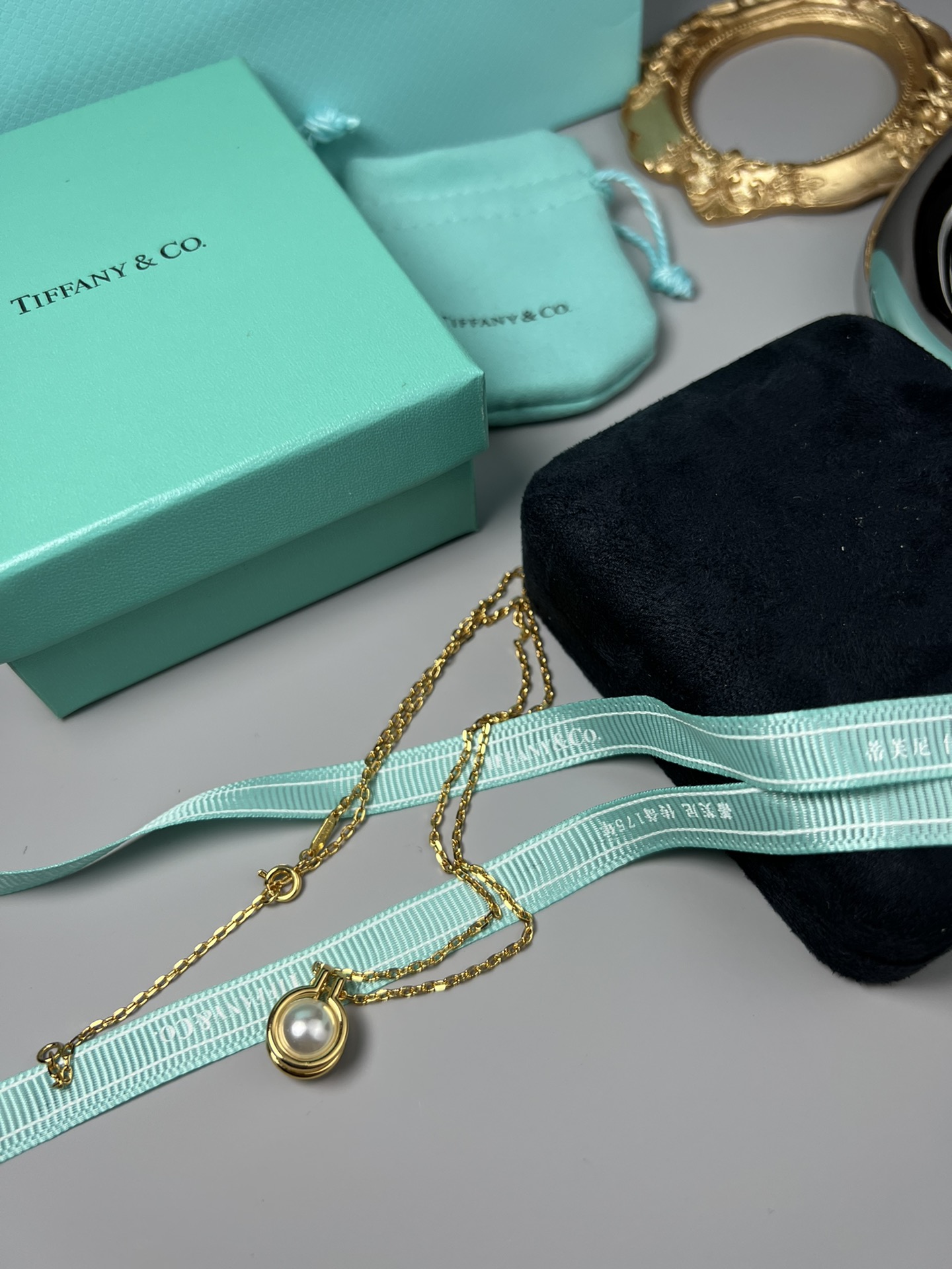 Tiffany & Co. 蒂芙尼 此款圈形项链镶嵌彩虹光泽的珍珠母贝