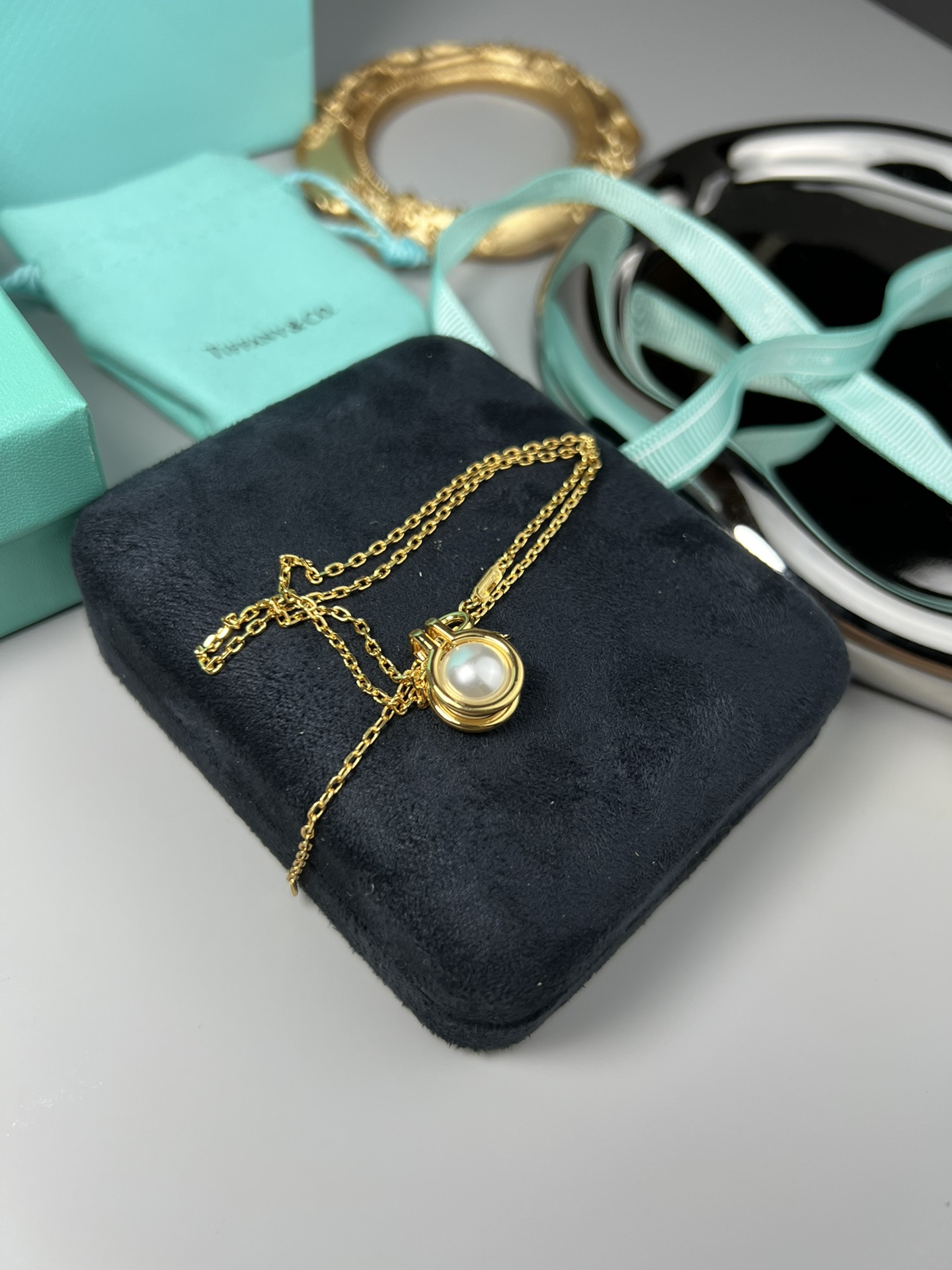 Tiffany & Co. 蒂芙尼 此款圈形项链镶嵌彩虹光泽的珍珠母贝