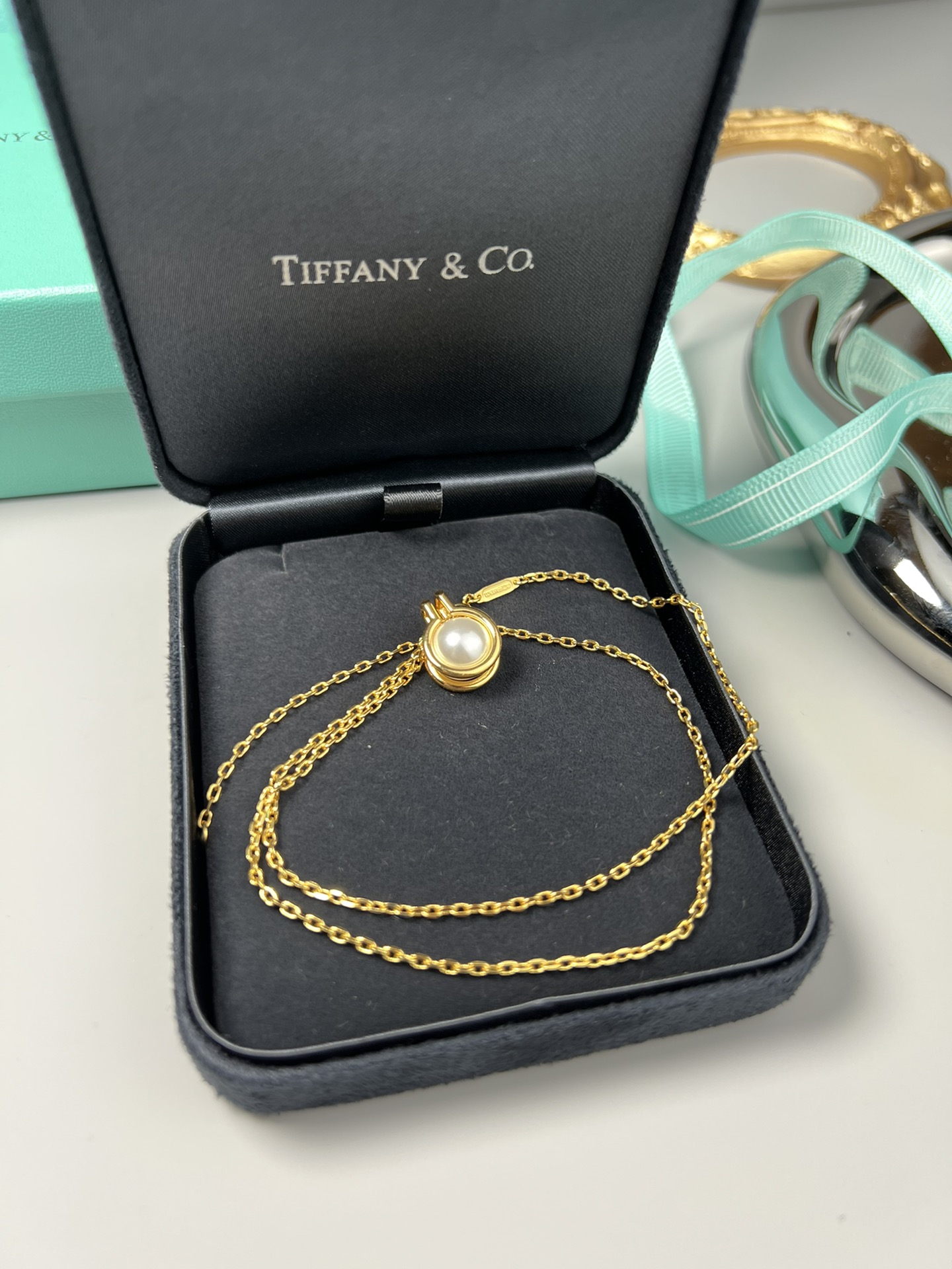 Tiffany & Co. 蒂芙尼 此款圈形项链镶嵌彩虹光泽的珍珠母贝