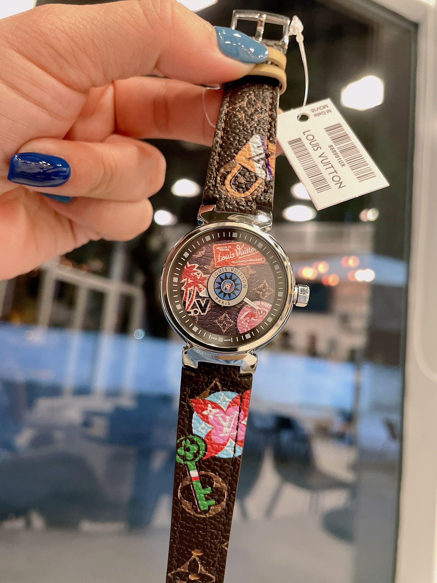 💰 350 Iv 路易威登2022最新款，独特的印花皮带配老花手表真香年龄越大越喜欢经典款!这款手表是 Iv 经典表壳和表带都是经典老花,低调气质，表背是字母 logo ,设计最精致的是表盘外圈是围着 LOUIS VUITTON 字母,寓意有金（进）有转（赚）正好12个字母对应一个时间表针,很精致啦! 适合刚上班的职场小白,低调内涵!