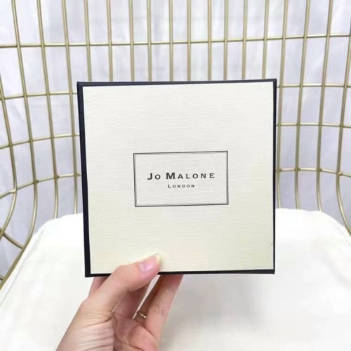 Jo Malone London English Pear & Freesia Shimmering Body Powder 1 Jo Malone London English Pear & Freesia Shimmering Body Powder
