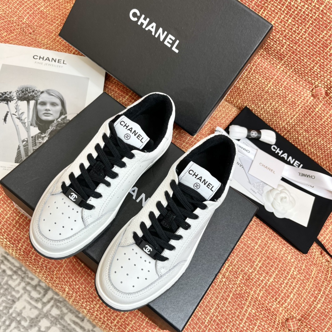 Кроссовки женские Chanel черно-белые