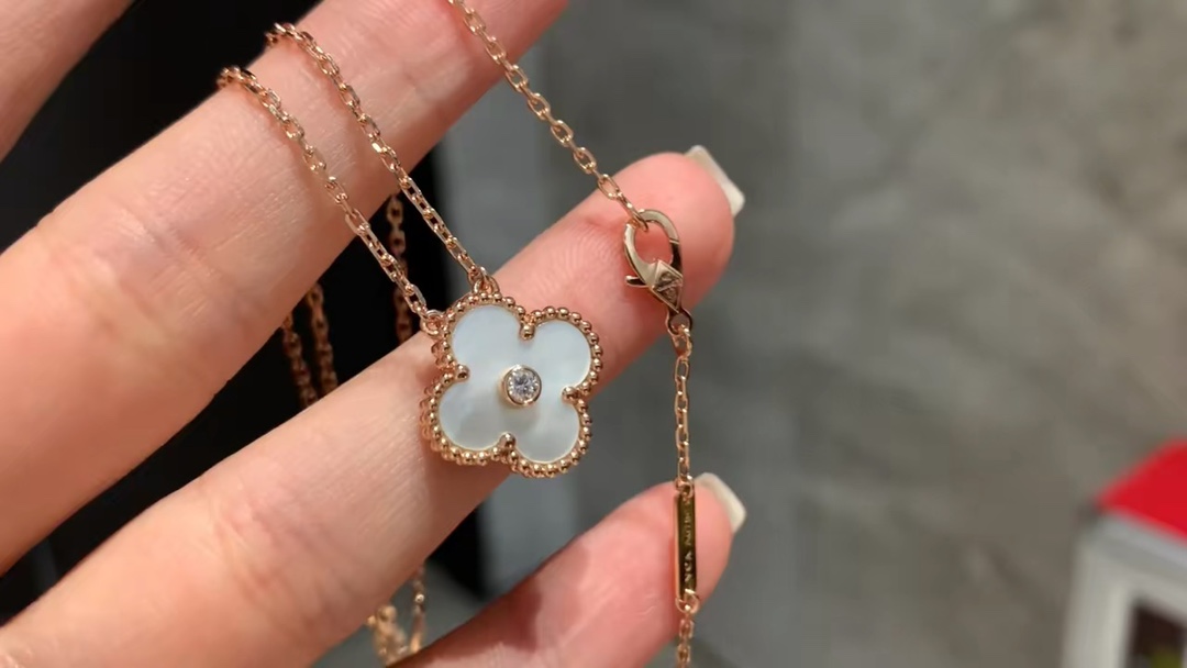 Van Cleef & Arpels Vca白贝四叶草项链 只做高品质珠宝定制 放大看细节