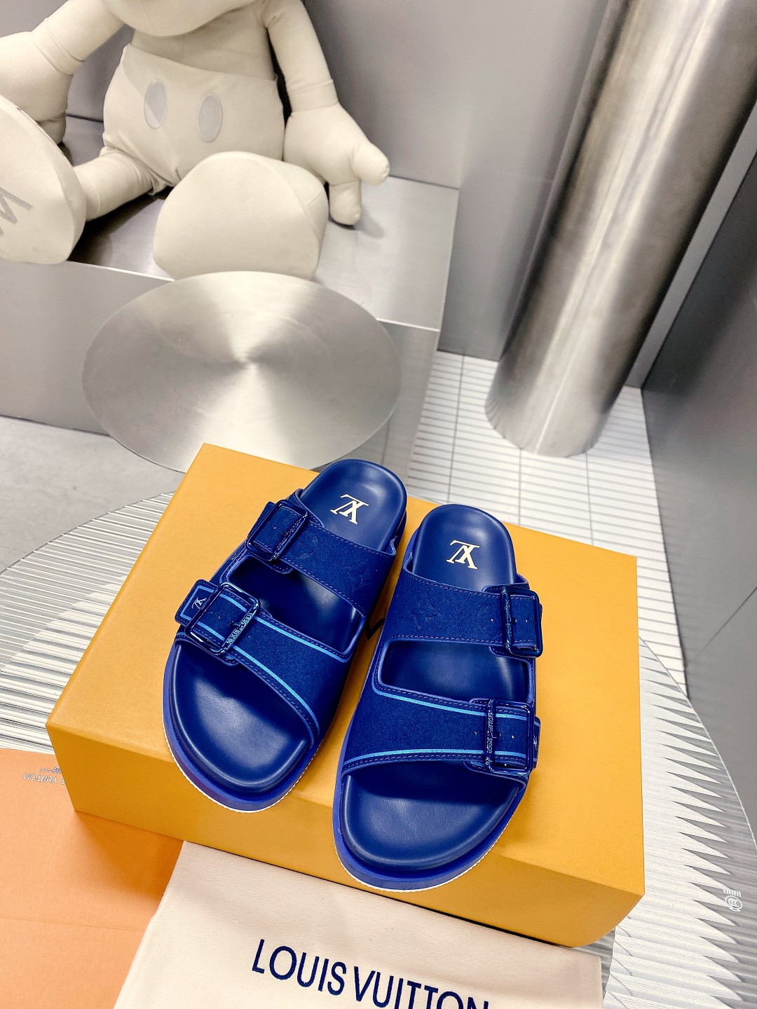 .Esta sandalia LV Trainer une la esencia del diseño de la zapatilla LV Trainer con una interpretació