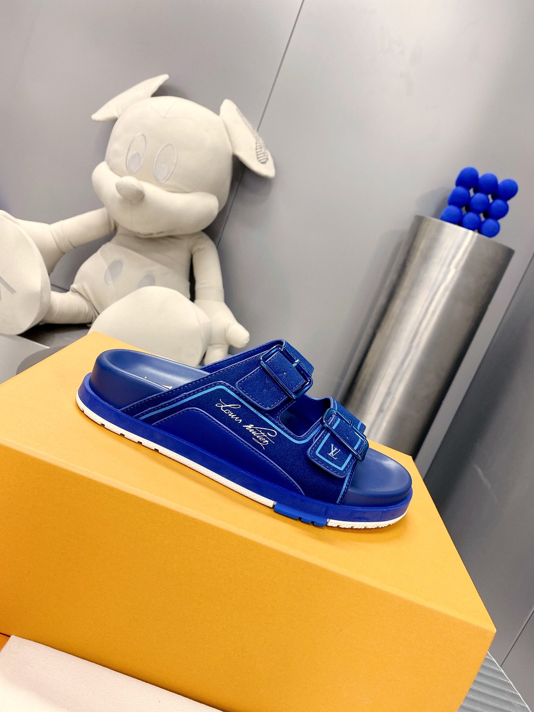 .Esta sandalia LV Trainer une la esencia del diseño de la zapatilla LV Trainer con una interpretació