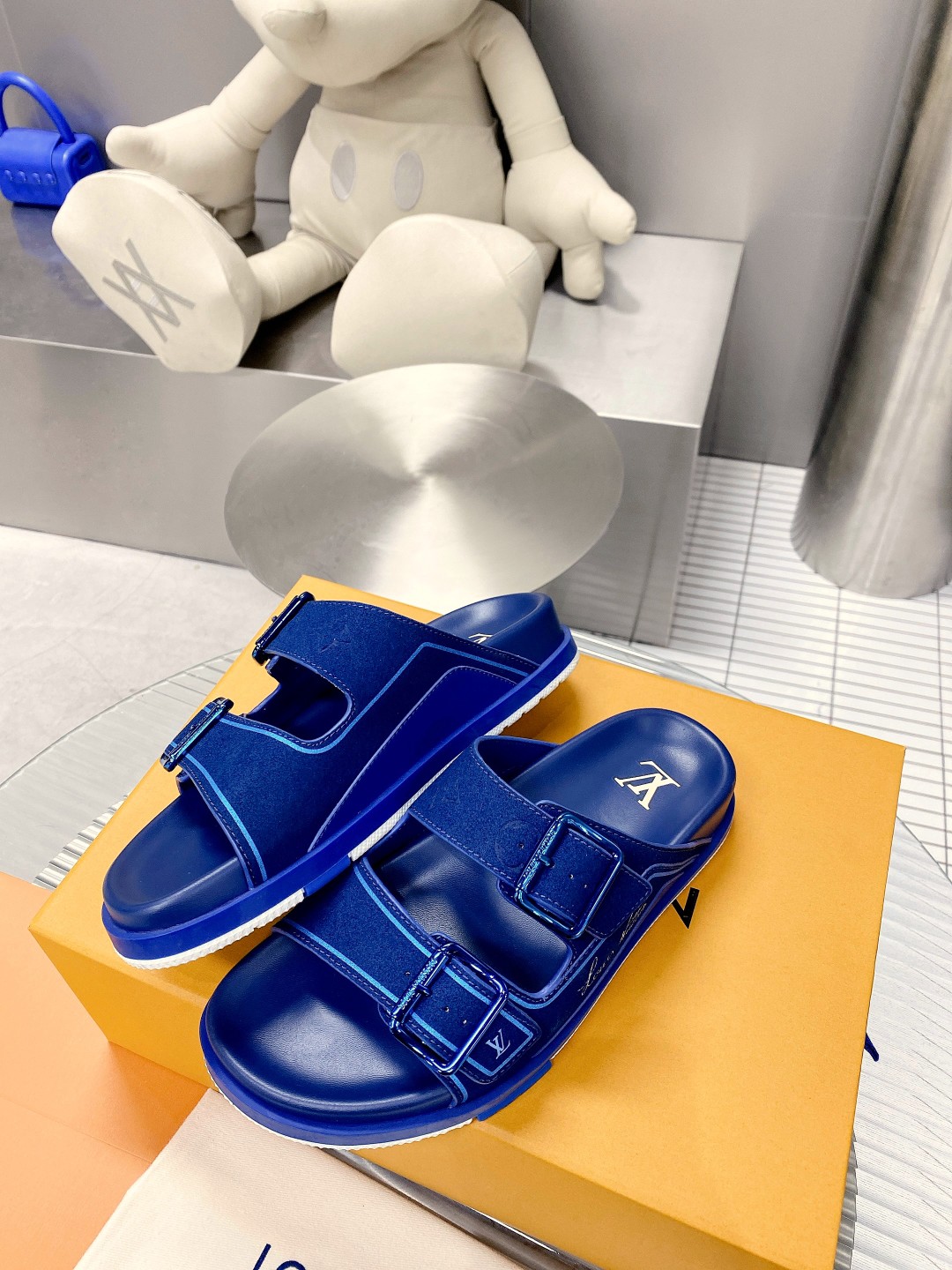 .Esta sandalia LV Trainer une la esencia del diseño de la zapatilla LV Trainer con una interpretació