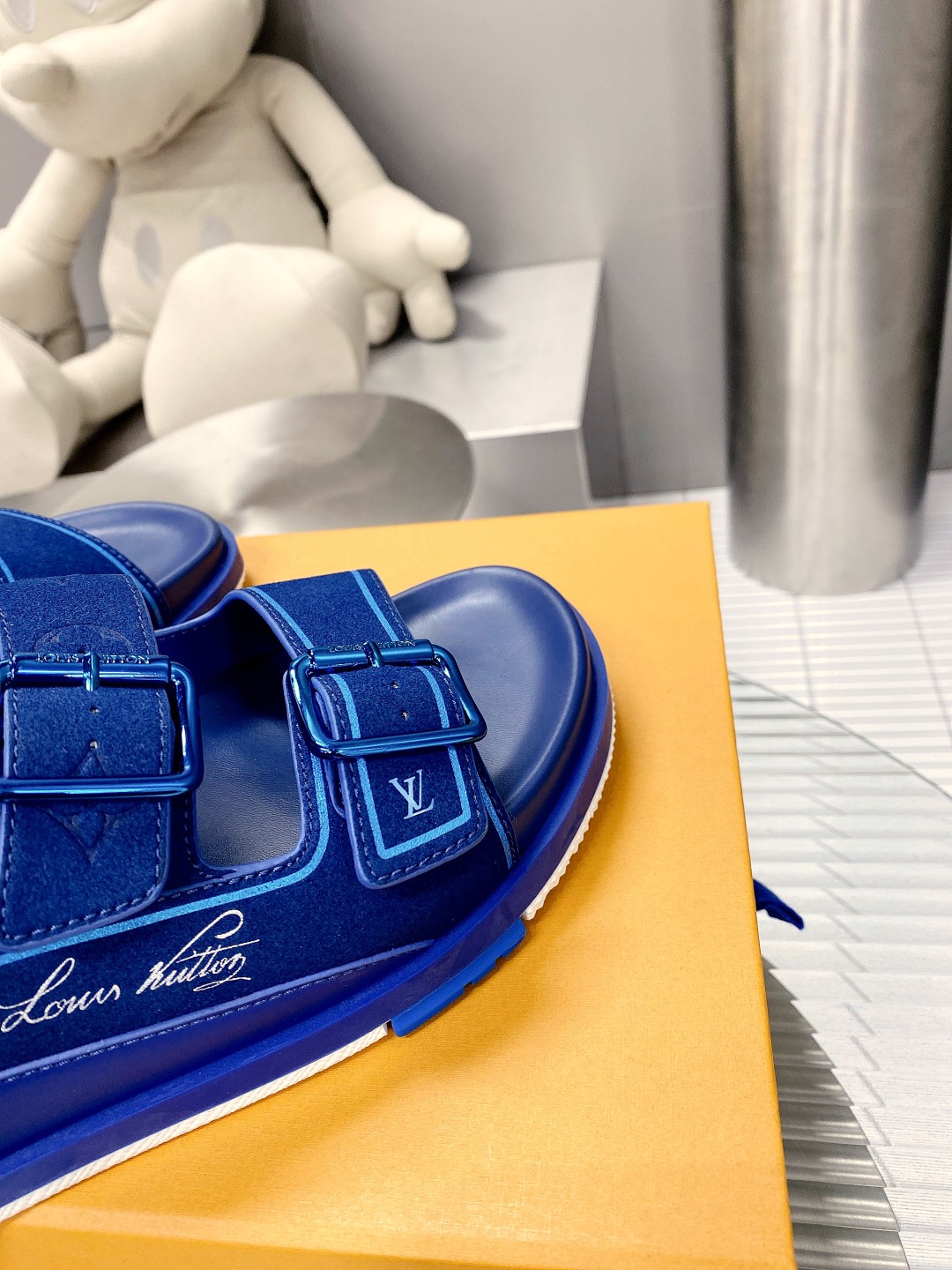 .Esta sandalia LV Trainer une la esencia del diseño de la zapatilla LV Trainer con una interpretació