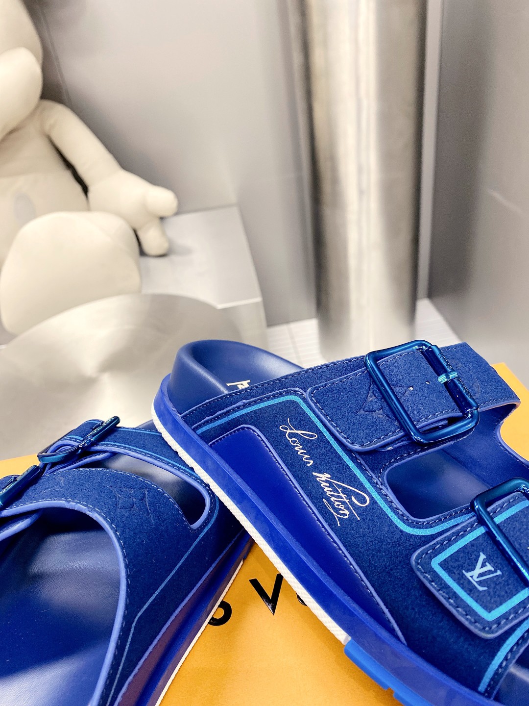 .Esta sandalia LV Trainer une la esencia del diseño de la zapatilla LV Trainer con una interpretació