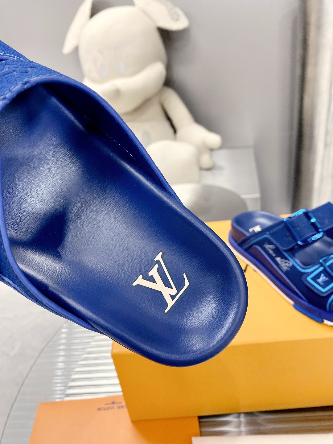 .Esta sandalia LV Trainer une la esencia del diseño de la zapatilla LV Trainer con una interpretació