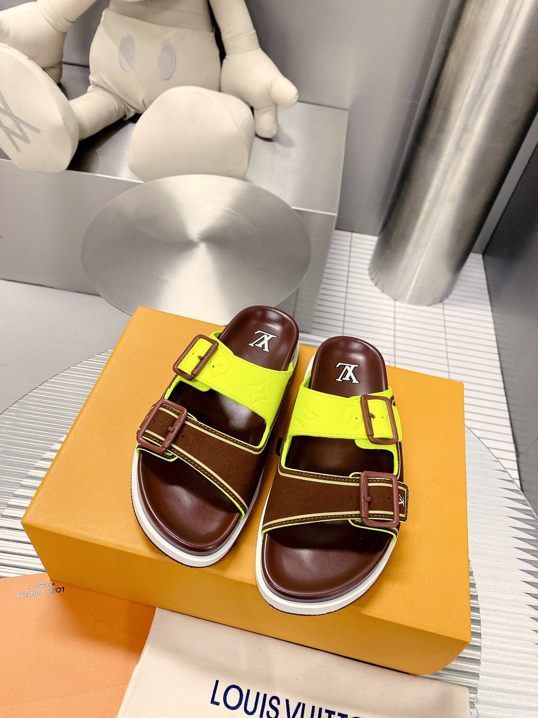 .Esta sandalia LV Trainer une la esencia del diseño de la zapatilla LV Trainer con una interpretació