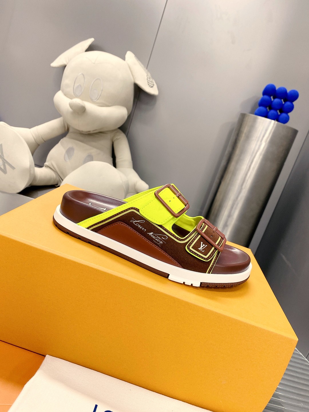.Esta sandalia LV Trainer une la esencia del diseño de la zapatilla LV Trainer con una interpretació