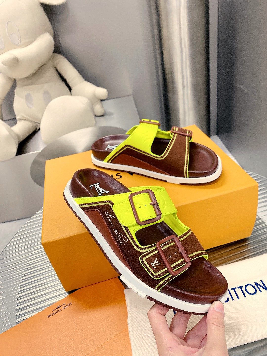 .Esta sandalia LV Trainer une la esencia del diseño de la zapatilla LV Trainer con una interpretació