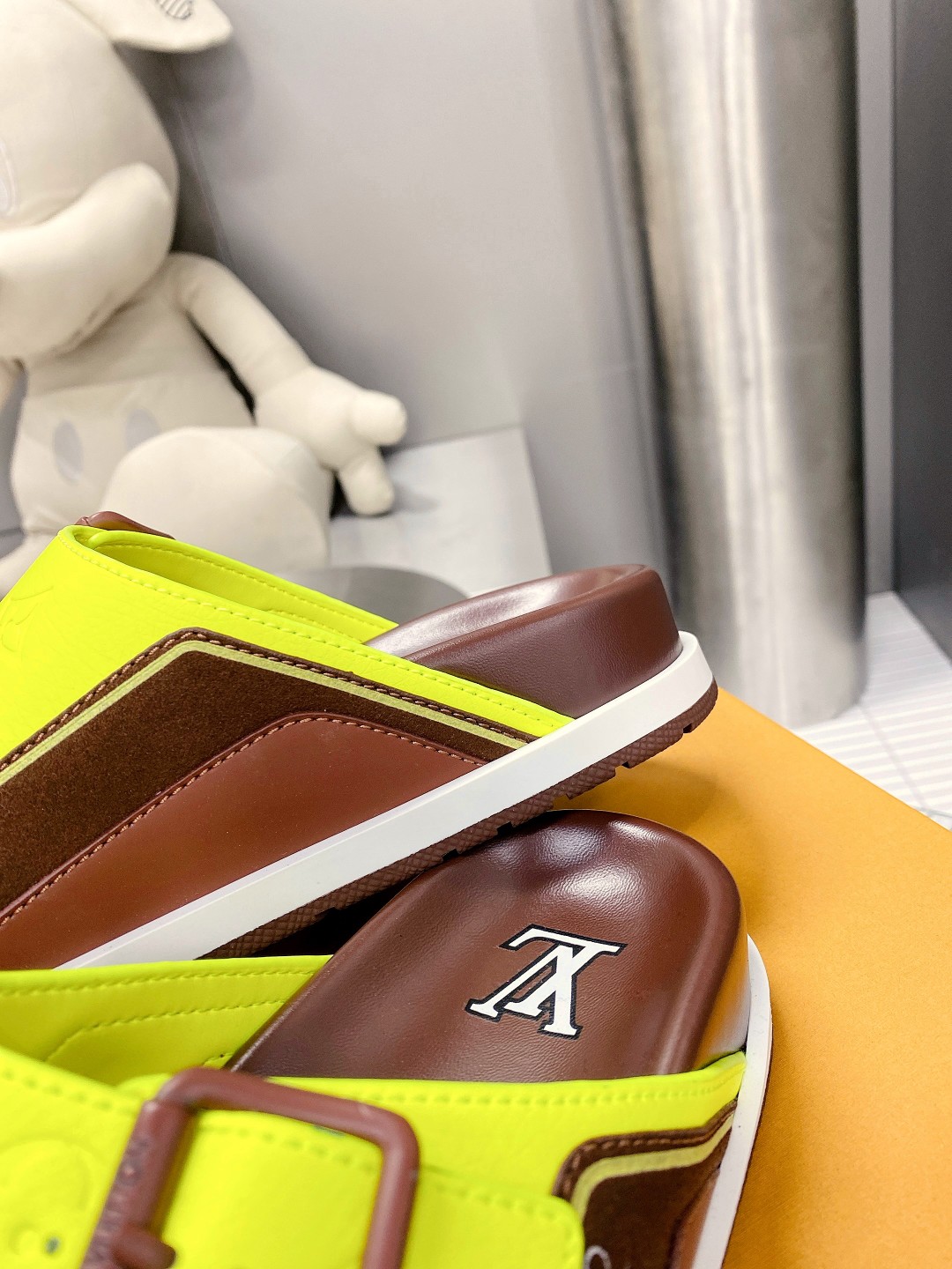 .Esta sandalia LV Trainer une la esencia del diseño de la zapatilla LV Trainer con una interpretació