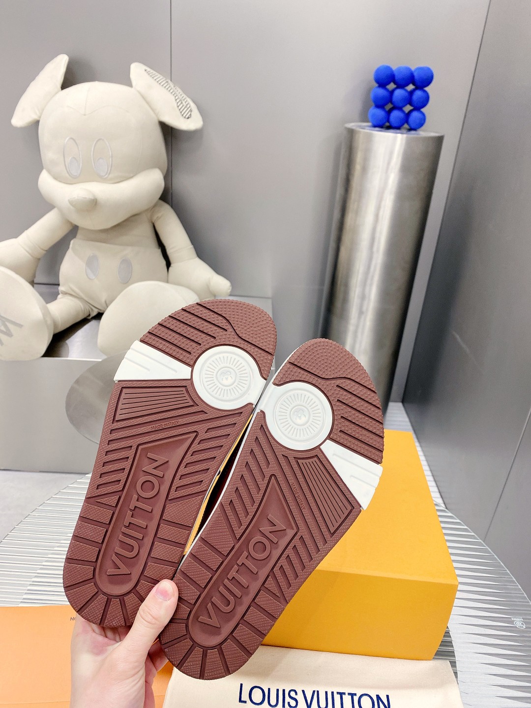 .Esta sandalia LV Trainer une la esencia del diseño de la zapatilla LV Trainer con una interpretació