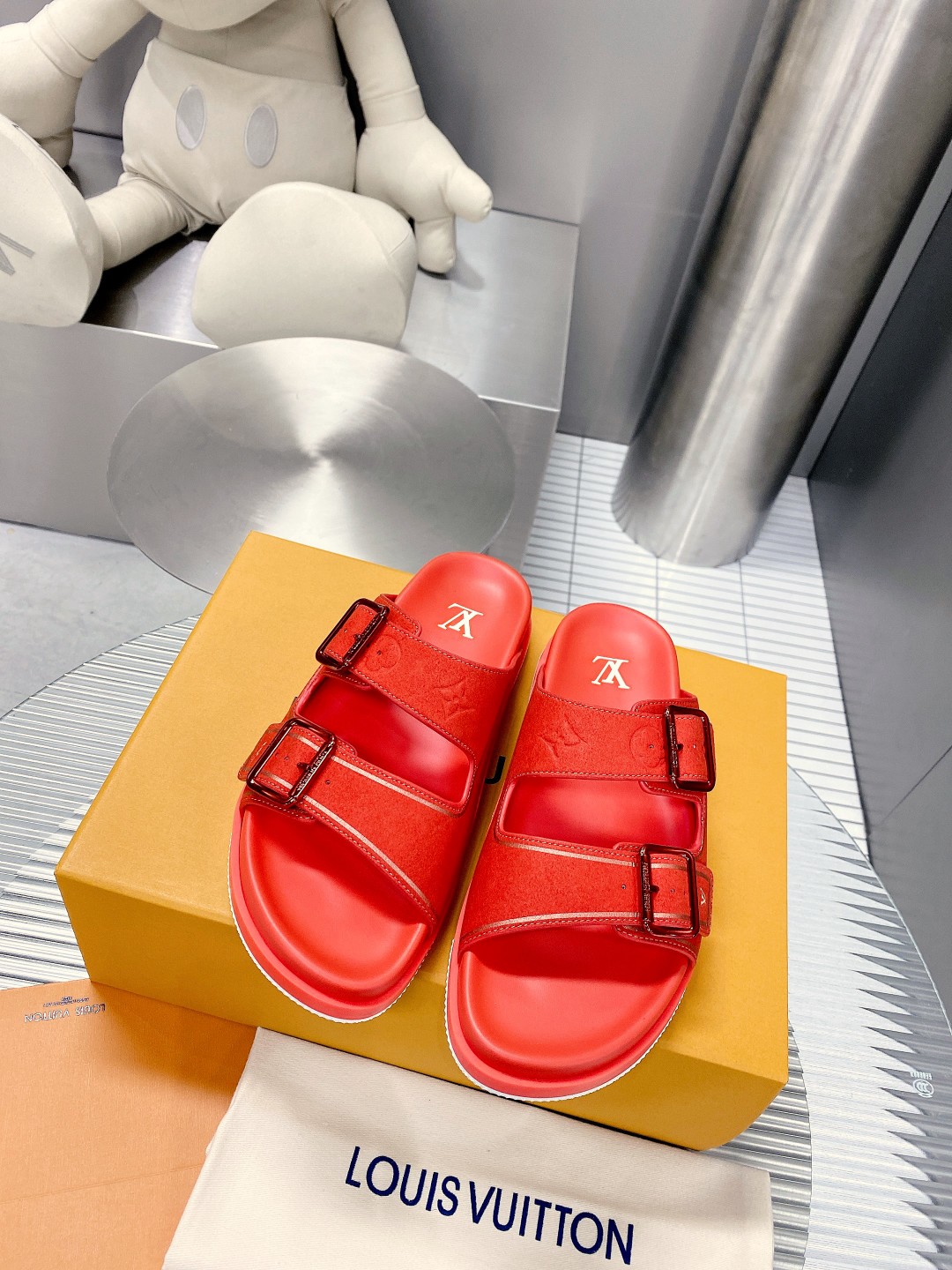 .Esta sandalia LV Trainer une la esencia del diseño de la zapatilla LV Trainer con una interpretació