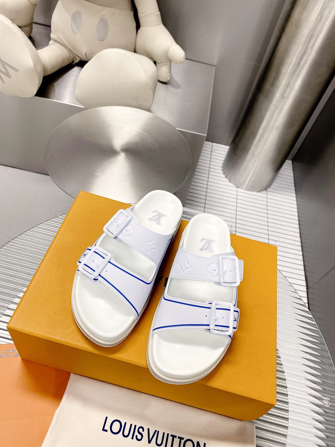 .Esta sandalia LV Trainer une la esencia del diseño de la zapatilla LV Trainer con una interpretació
