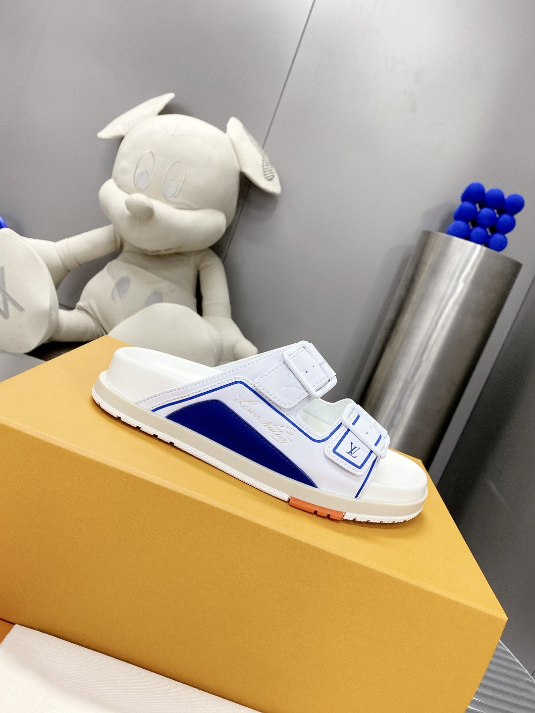.Esta sandalia LV Trainer une la esencia del diseño de la zapatilla LV Trainer con una interpretació