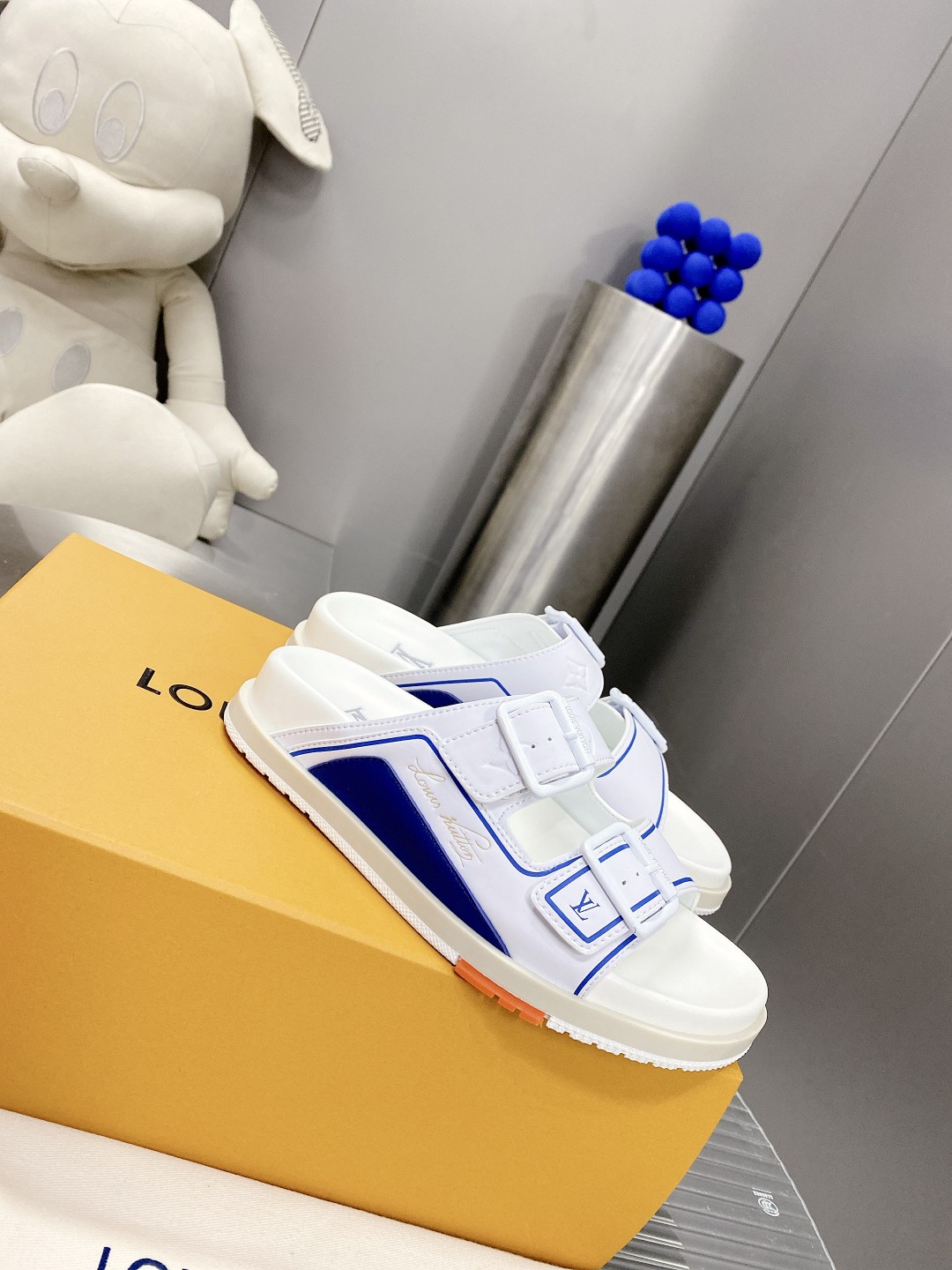 .Esta sandalia LV Trainer une la esencia del diseño de la zapatilla LV Trainer con una interpretació