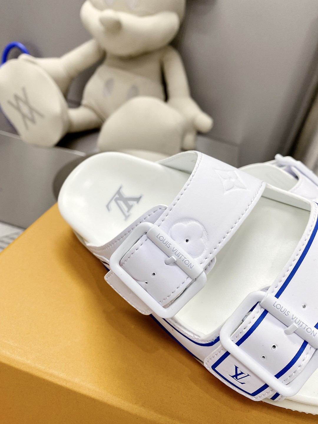 .Esta sandalia LV Trainer une la esencia del diseño de la zapatilla LV Trainer con una interpretació