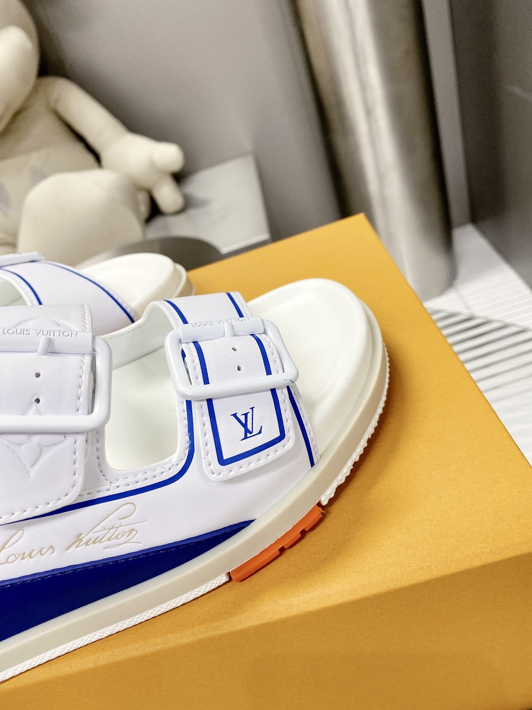 .Esta sandalia LV Trainer une la esencia del diseño de la zapatilla LV Trainer con una interpretació