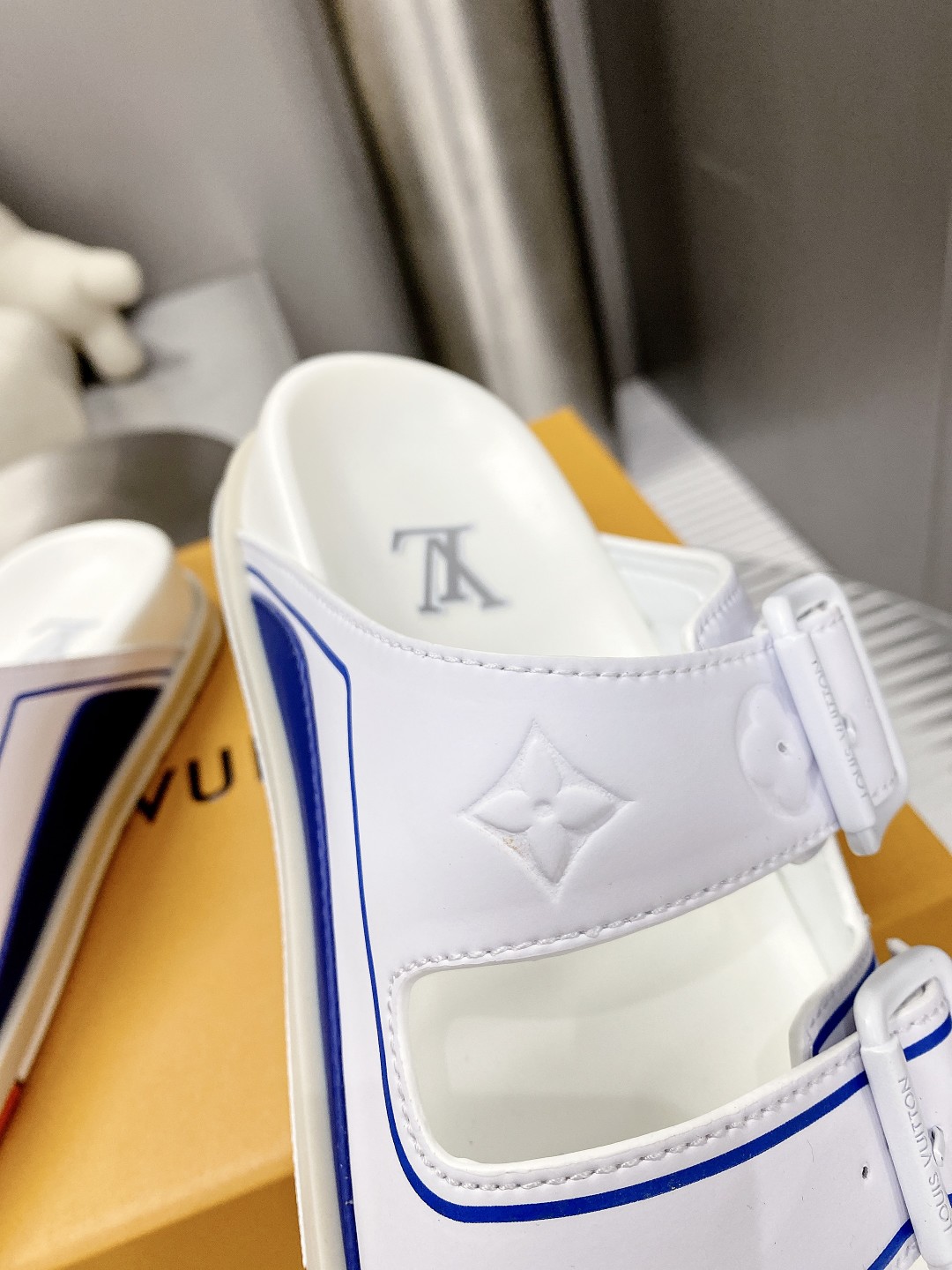.Esta sandalia LV Trainer une la esencia del diseño de la zapatilla LV Trainer con una interpretació