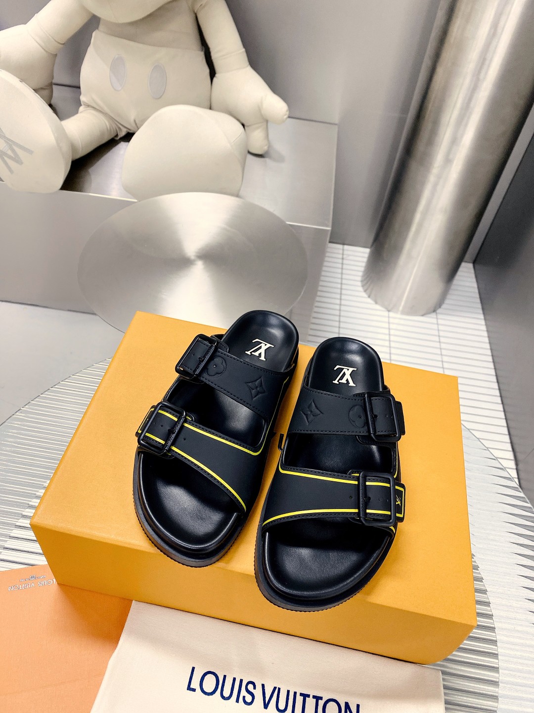 .Esta sandalia LV Trainer une la esencia del diseño de la zapatilla LV Trainer con una interpretació