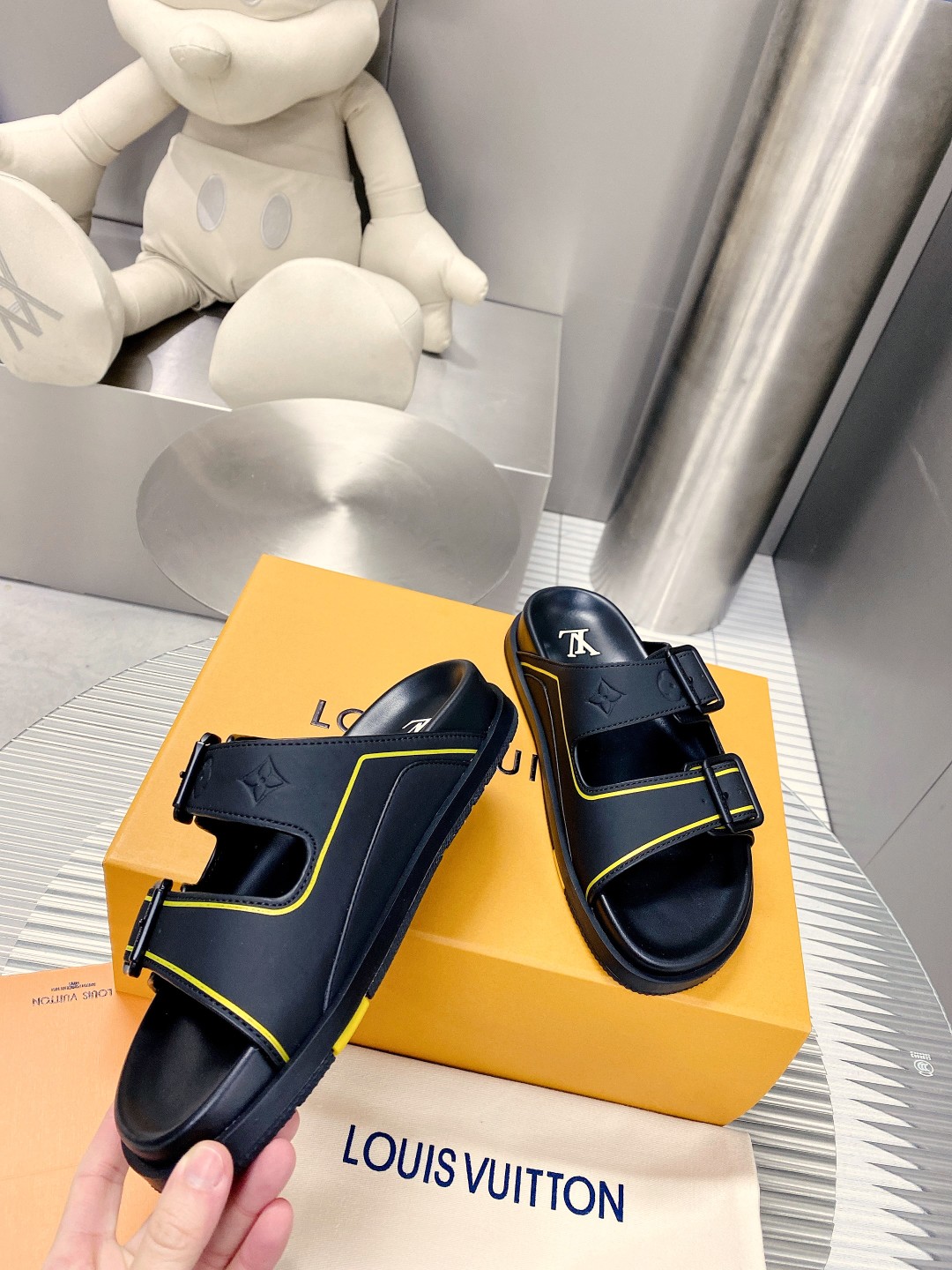 .Esta sandalia LV Trainer une la esencia del diseño de la zapatilla LV Trainer con una interpretació