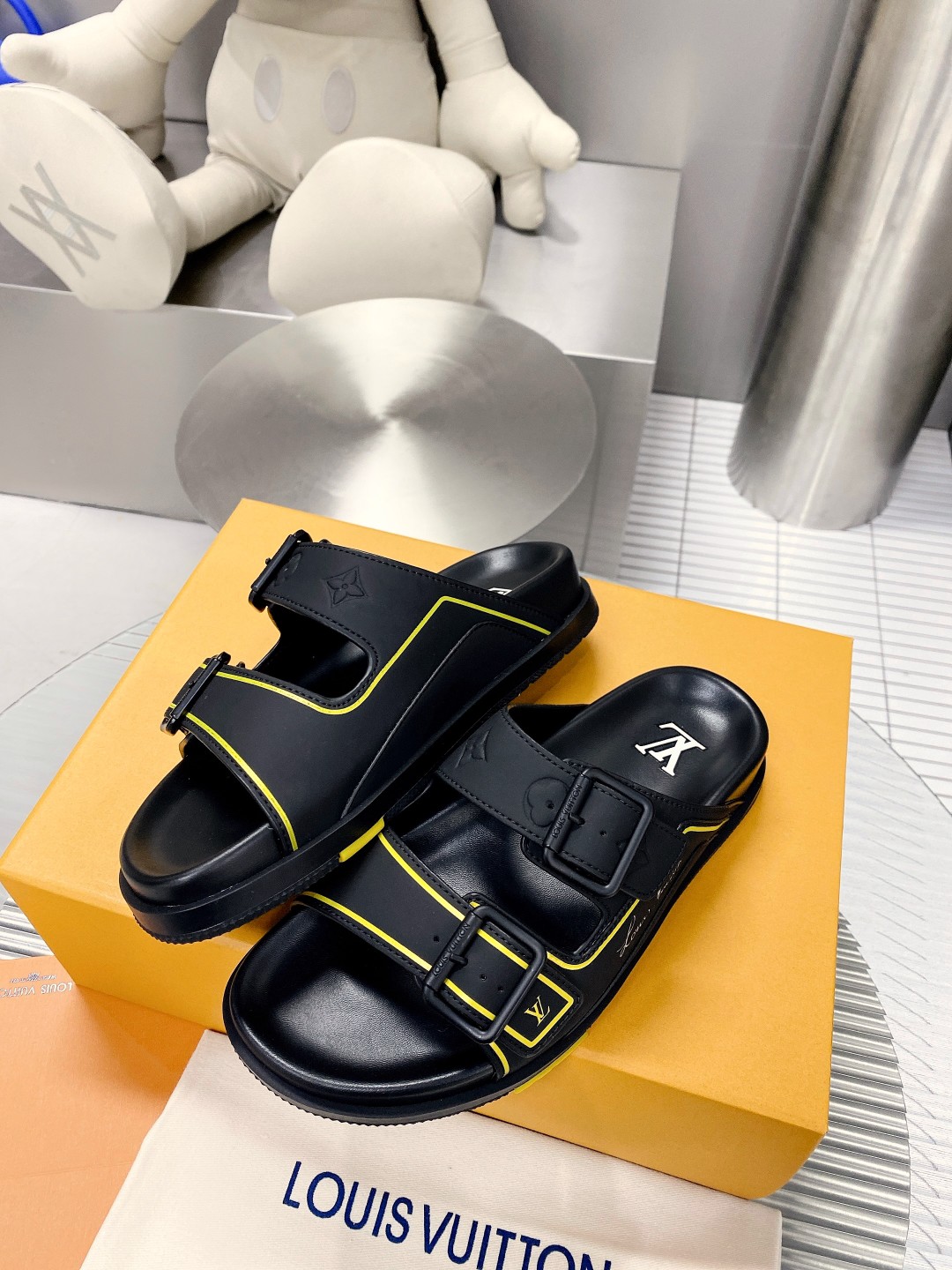 .Esta sandalia LV Trainer une la esencia del diseño de la zapatilla LV Trainer con una interpretació