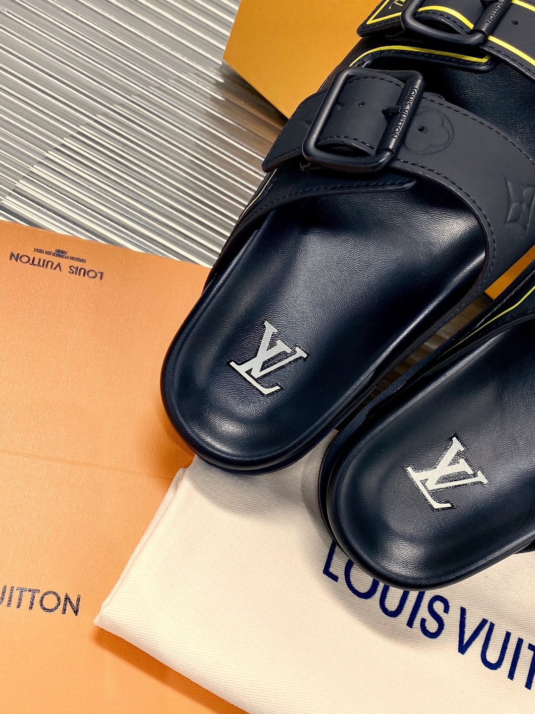 .Esta sandalia LV Trainer une la esencia del diseño de la zapatilla LV Trainer con una interpretació
