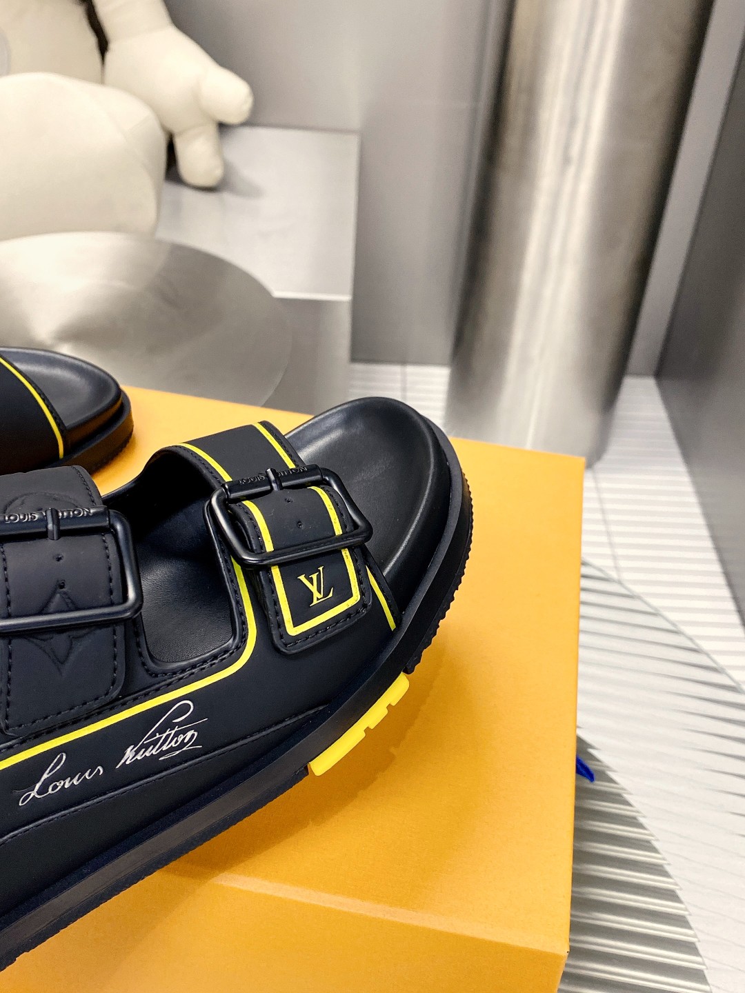 .Esta sandalia LV Trainer une la esencia del diseño de la zapatilla LV Trainer con una interpretació
