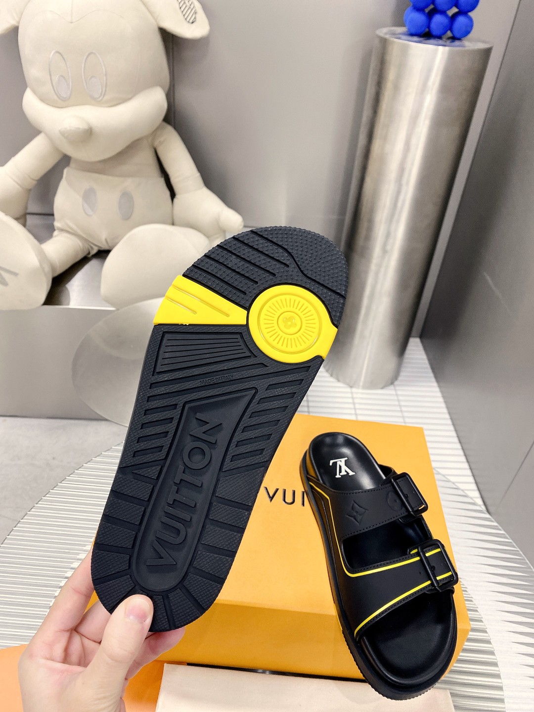 .Esta sandalia LV Trainer une la esencia del diseño de la zapatilla LV Trainer con una interpretació