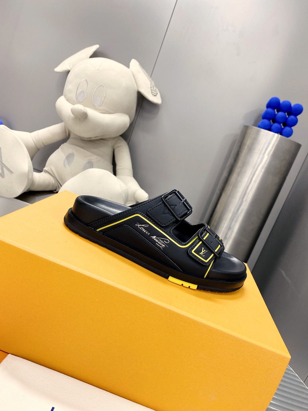 .Esta sandalia LV Trainer une la esencia del diseño de la zapatilla LV Trainer con una interpretació