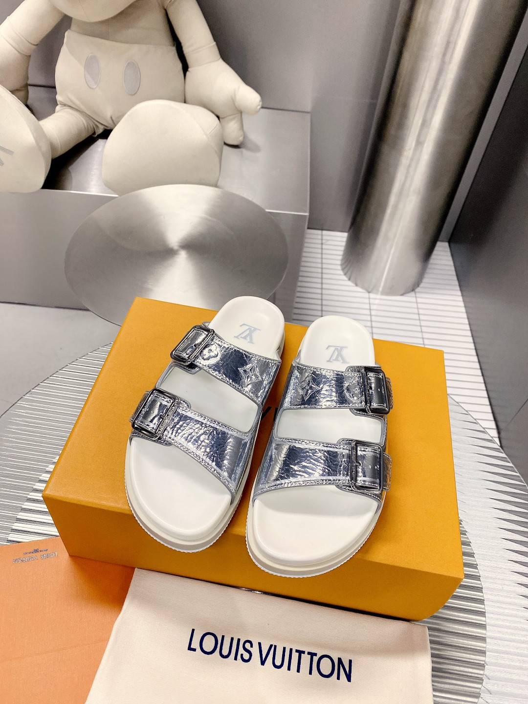.Esta sandalia LV Trainer une la esencia del diseño de la zapatilla LV Trainer con una interpretació