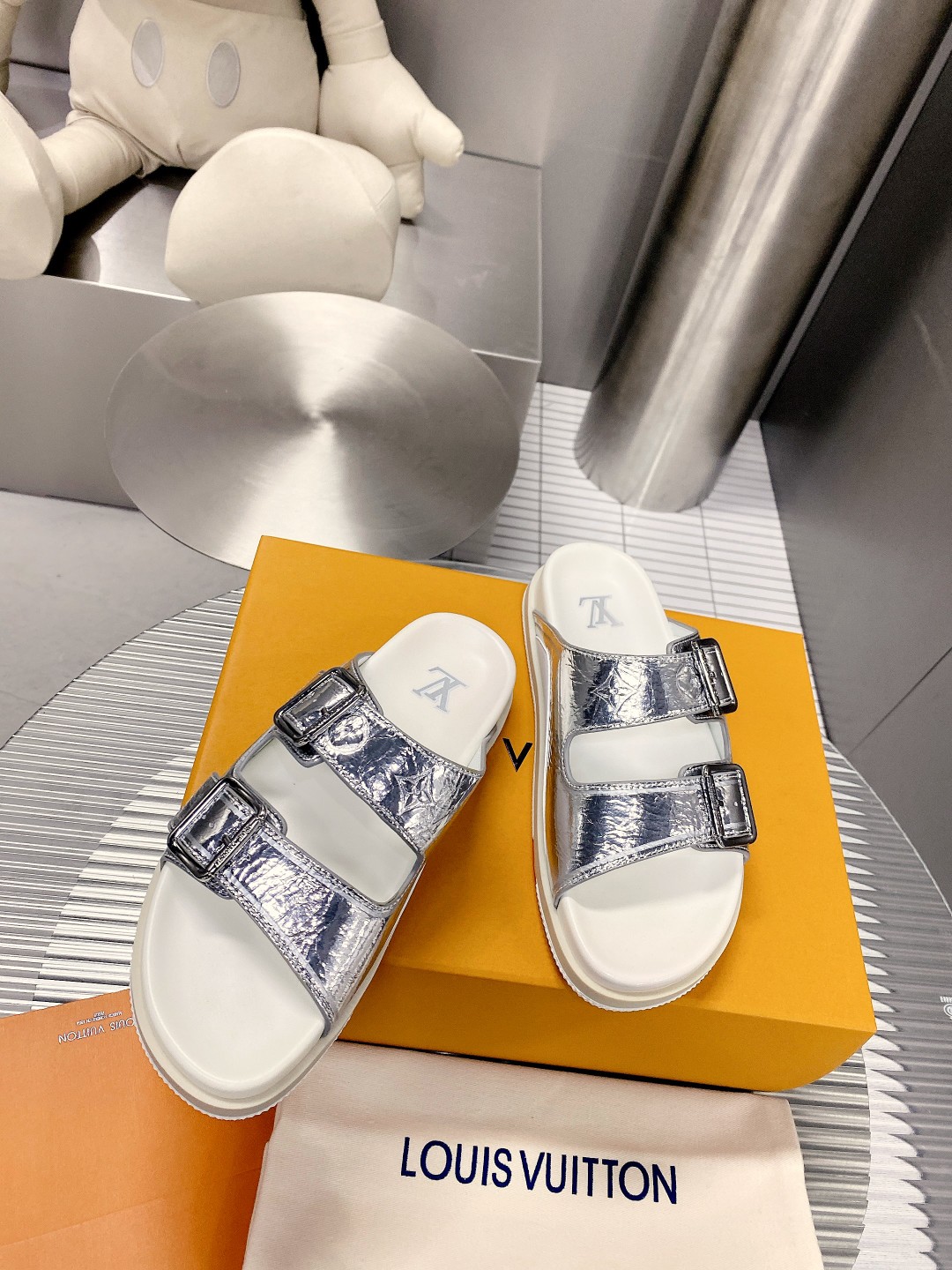 .Esta sandalia LV Trainer une la esencia del diseño de la zapatilla LV Trainer con una interpretació