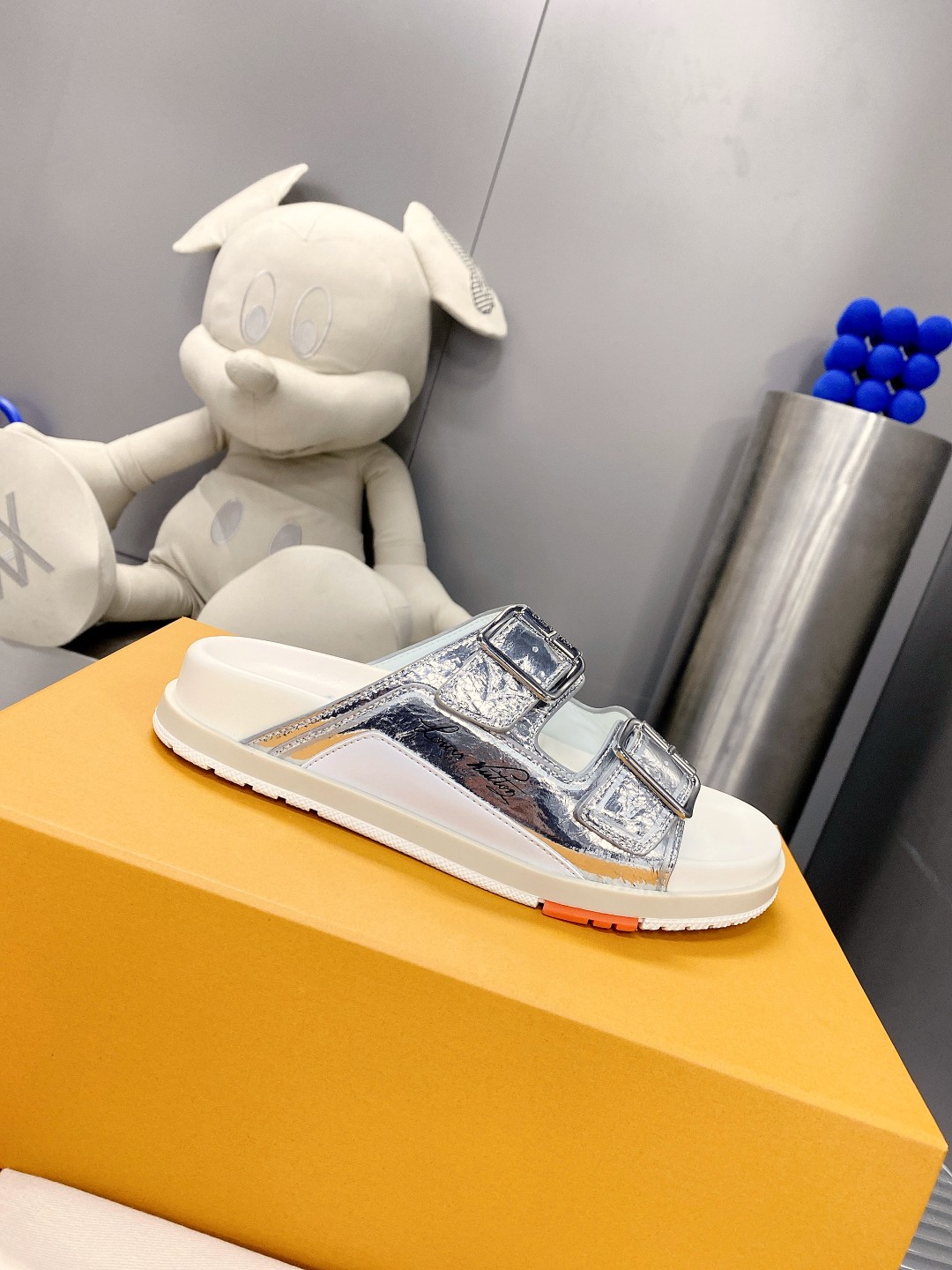 .Esta sandalia LV Trainer une la esencia del diseño de la zapatilla LV Trainer con una interpretació