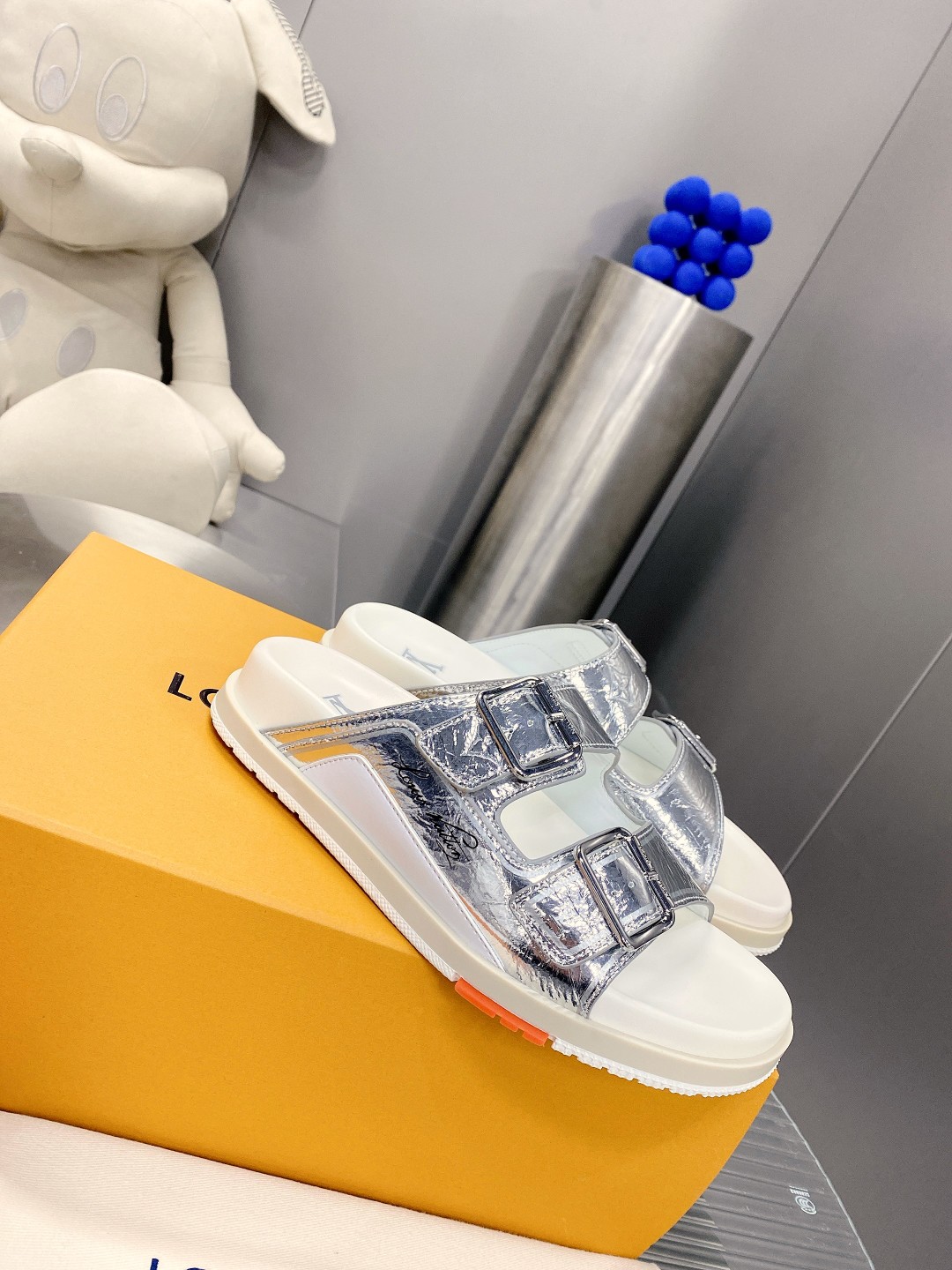 .Esta sandalia LV Trainer une la esencia del diseño de la zapatilla LV Trainer con una interpretació