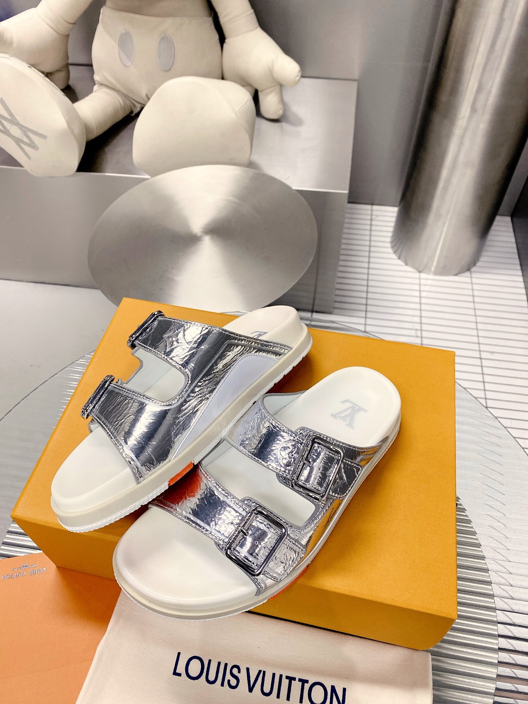 .Esta sandalia LV Trainer une la esencia del diseño de la zapatilla LV Trainer con una interpretació