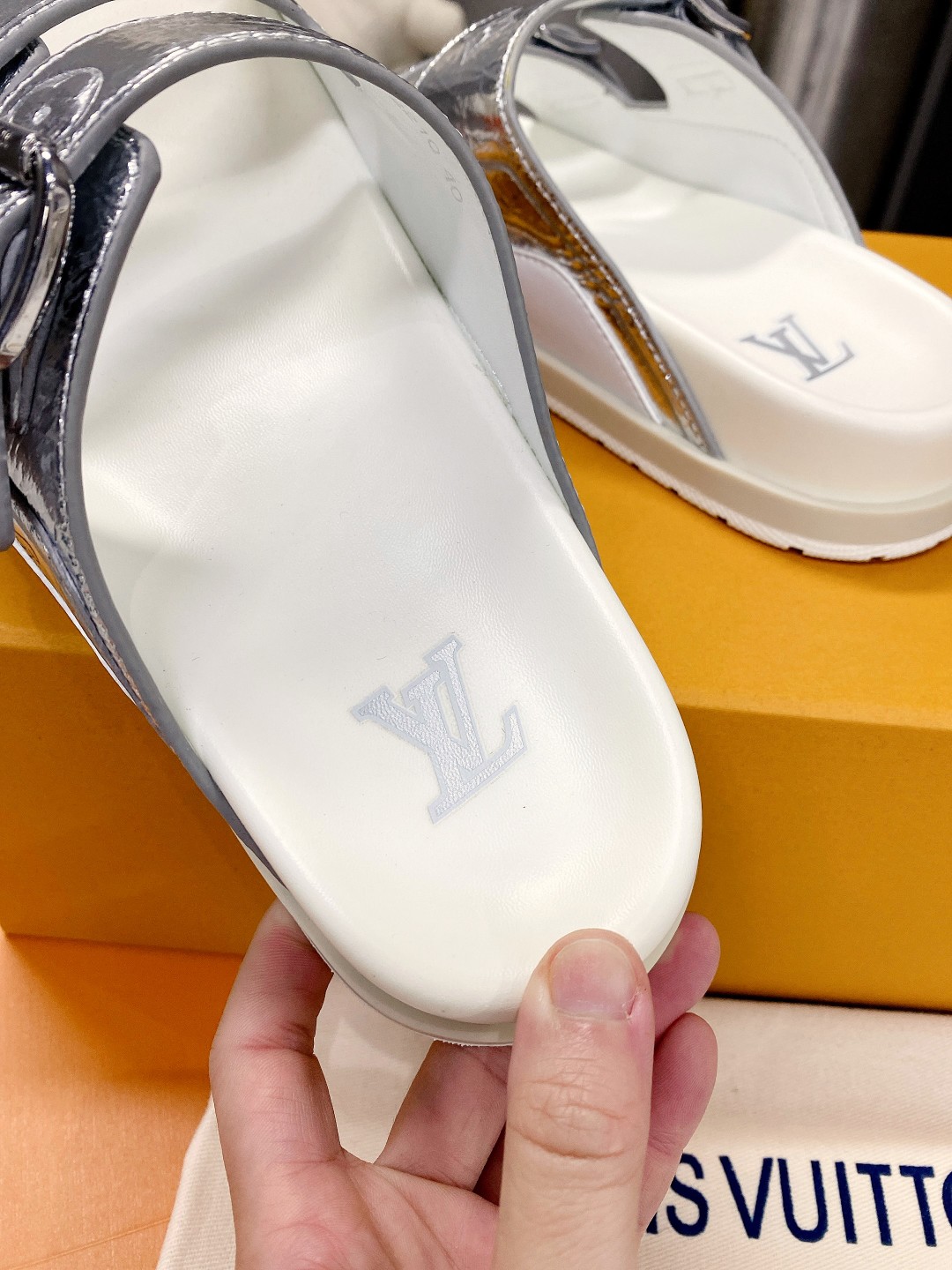 .Esta sandalia LV Trainer une la esencia del diseño de la zapatilla LV Trainer con una interpretació