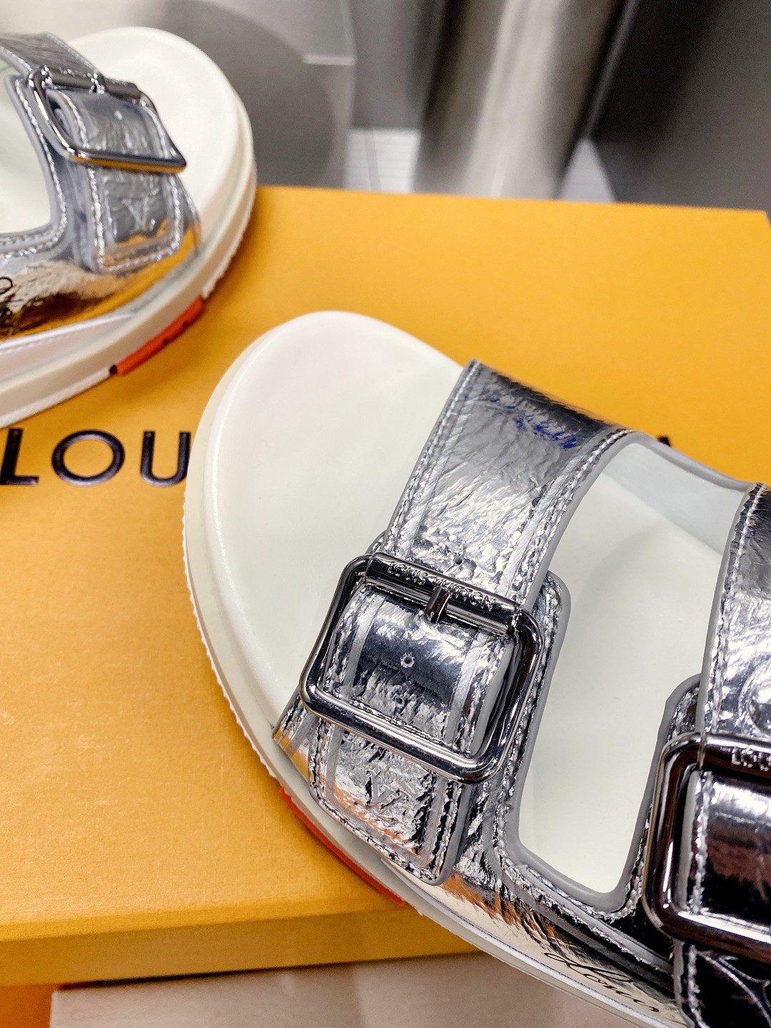 .Esta sandalia LV Trainer une la esencia del diseño de la zapatilla LV Trainer con una interpretació