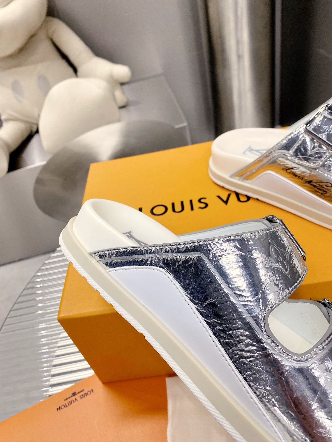 .Esta sandalia LV Trainer une la esencia del diseño de la zapatilla LV Trainer con una interpretació