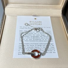 宝格丽圆盘手链,宝格丽新款贝母镶钻圆盘手链,超级美腻的一款手链,像一枚铜钱,有一种招财进宝的感觉,贝母上 宝格丽圆盘手链,宝格丽新款贝母镶钻圆盘手链,超级美腻的一款手链,像一枚铜钱,有一种招财进宝的感觉,贝母上